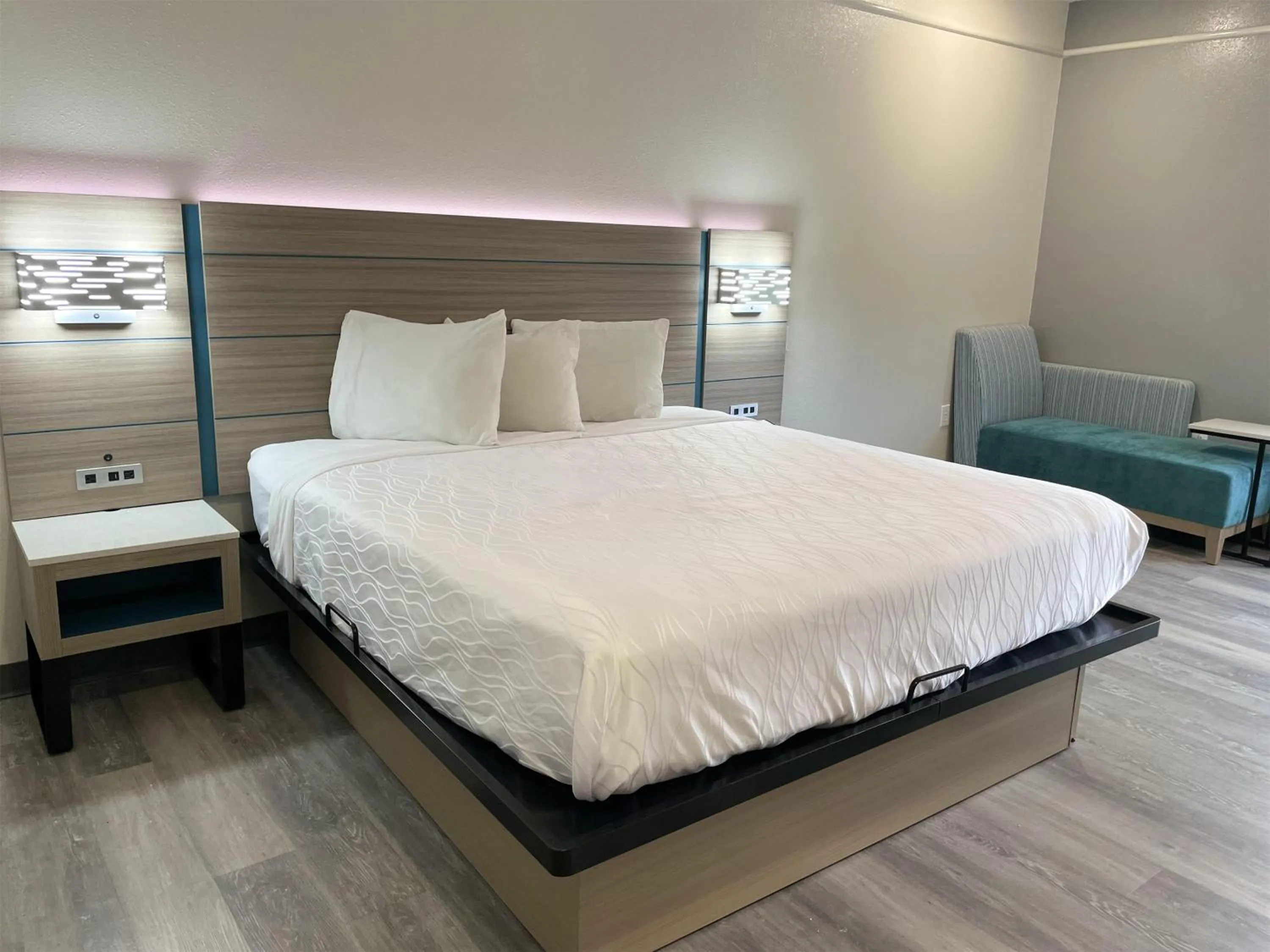 Bedroom, Bed in Sonesta Essential Hotel Houston-I-45 Spring