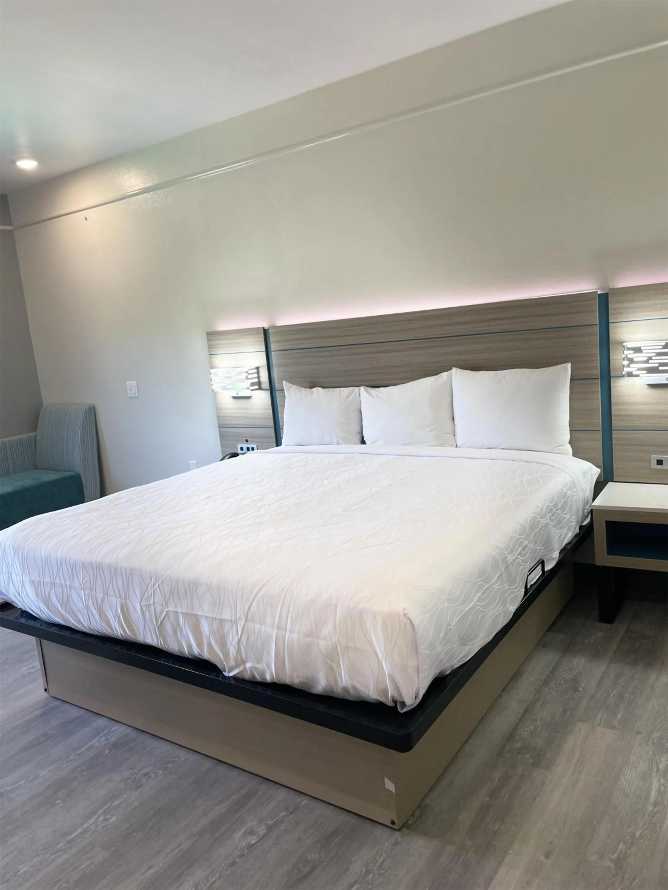 Bedroom, Bed in Sonesta Essential Hotel Houston-I-45 Spring