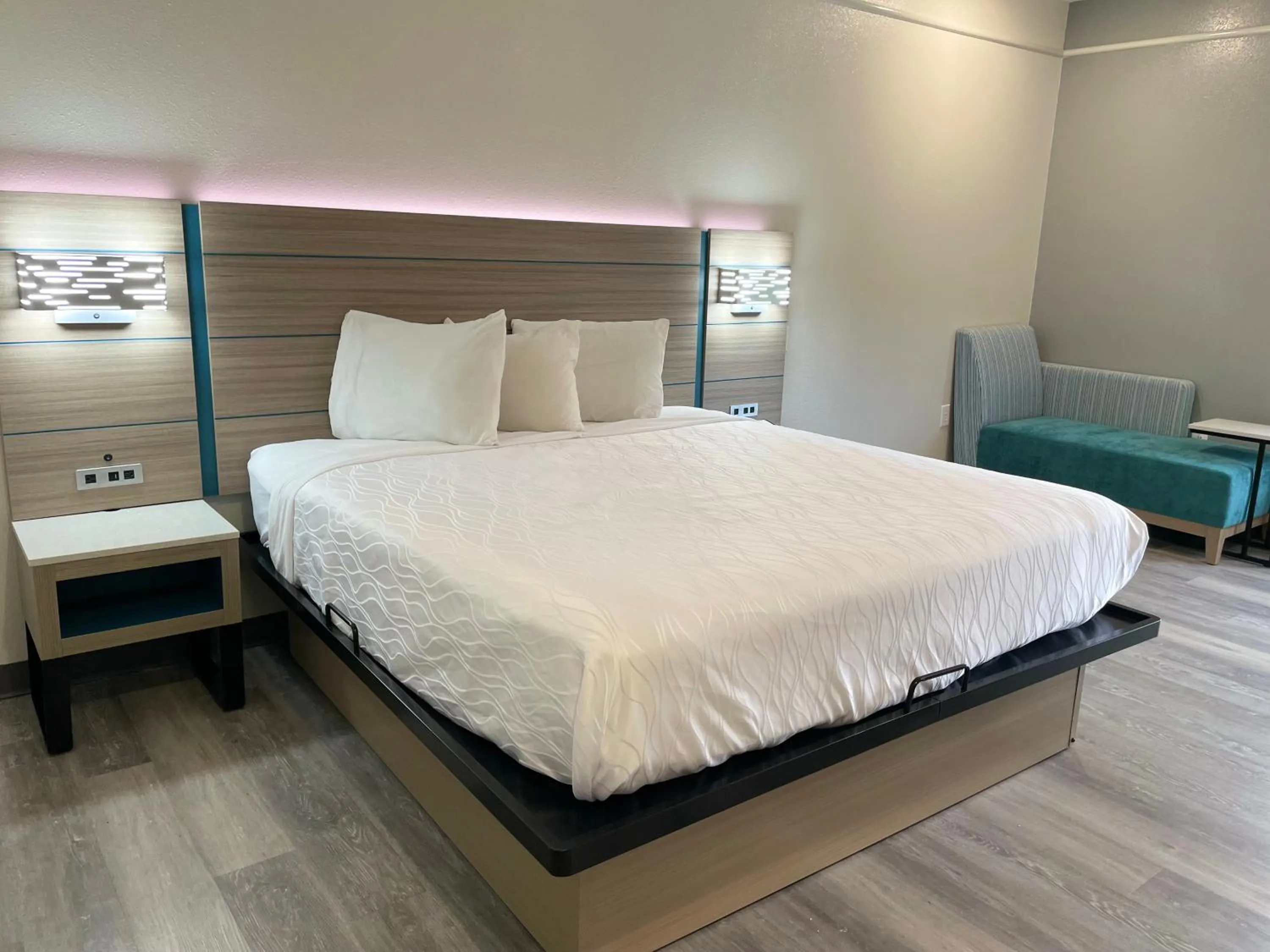 Bedroom, Bed in Sonesta Essential Hotel Houston-I-45 Spring