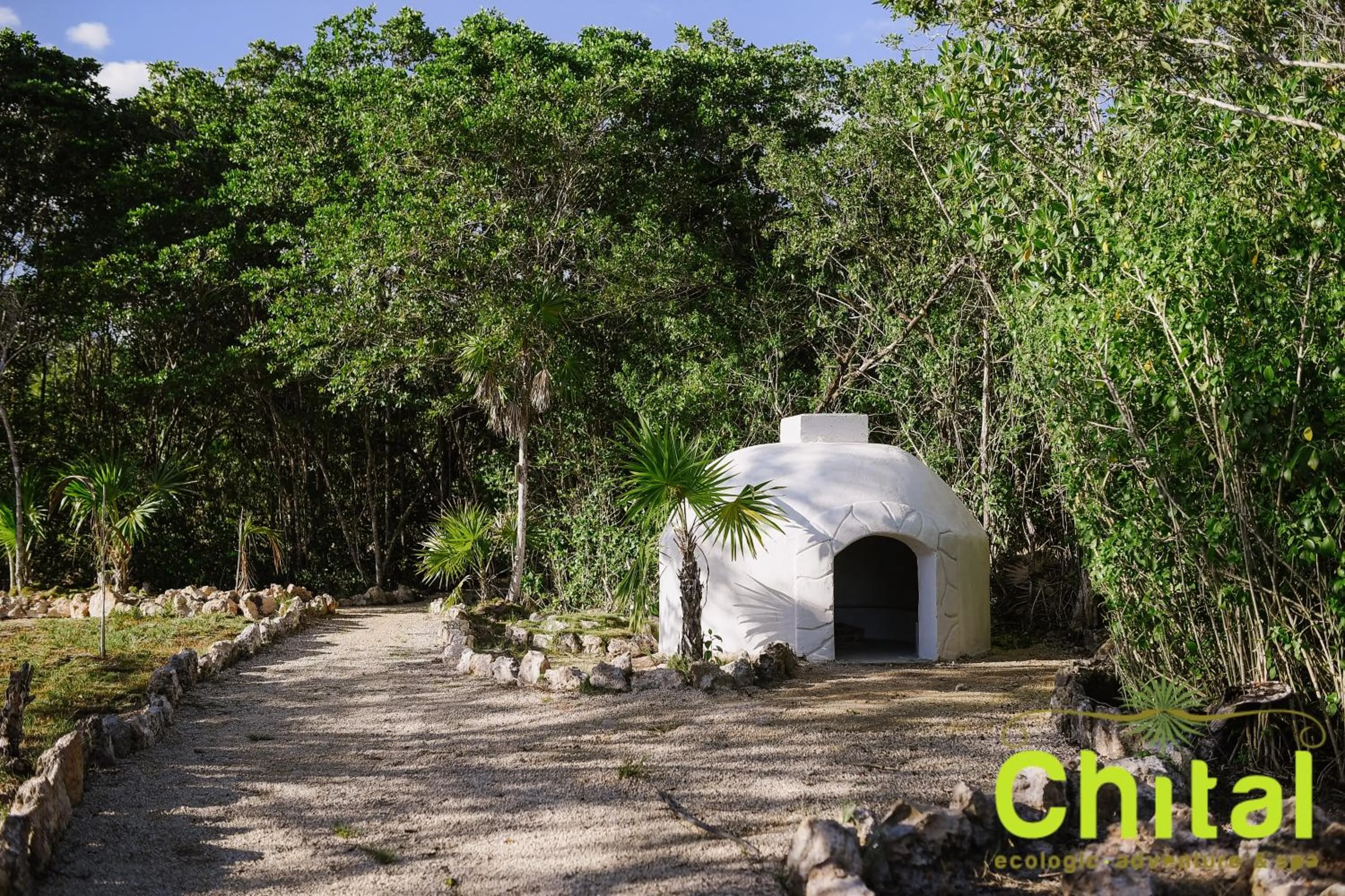 Text overlay in Hotel El Chital