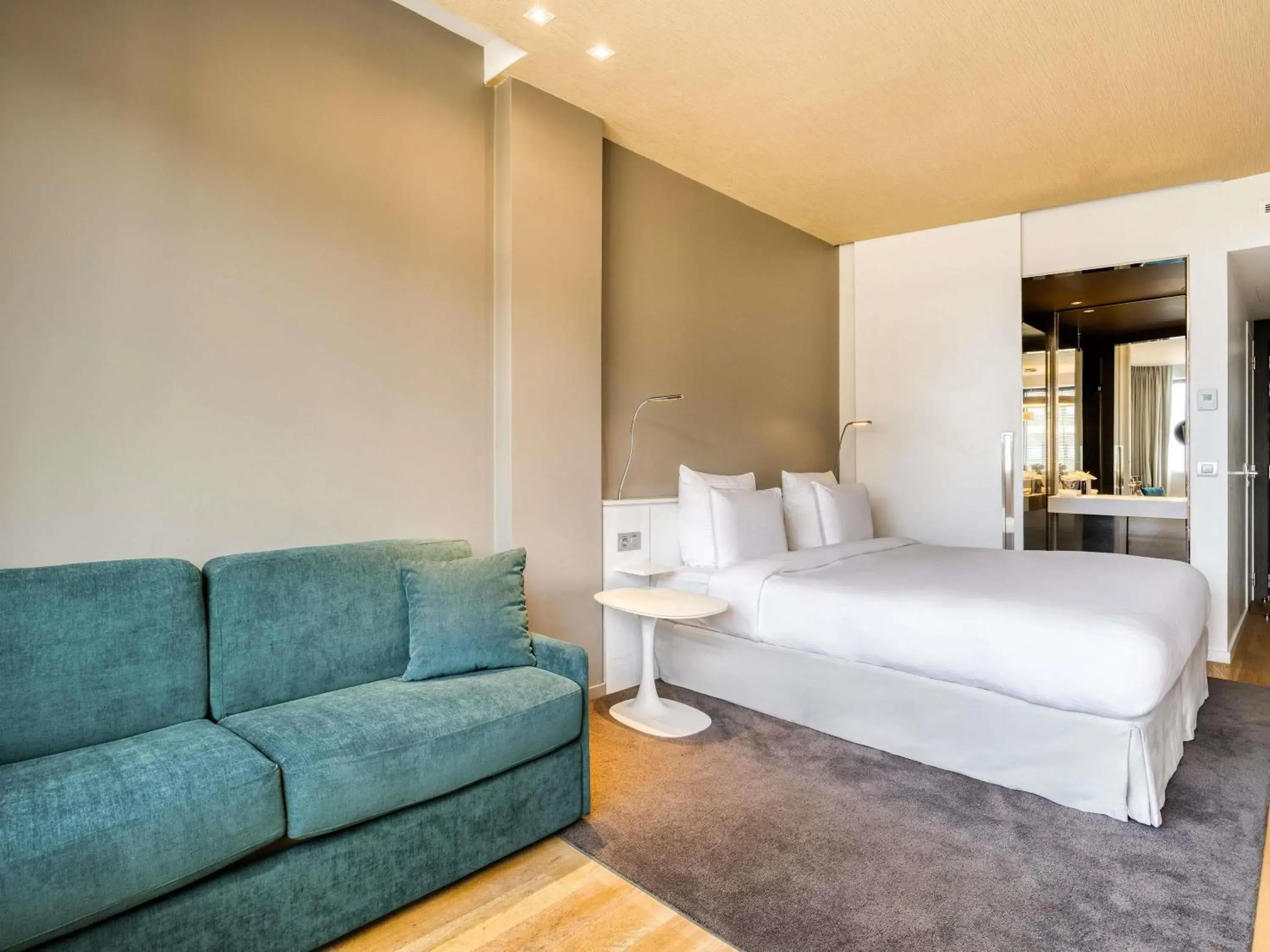 Friends & Family room with City view in Pullman Brussels Centre Midi Friends & Family room with City view in Pullman Brussels Centre Midi