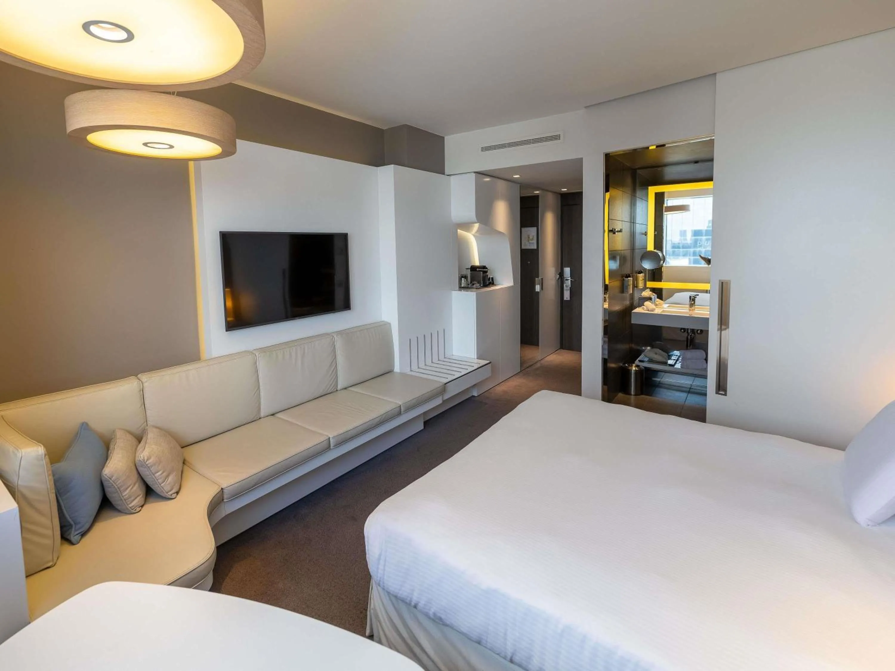 Bedroom, Bed in Pullman Brussels Centre Midi