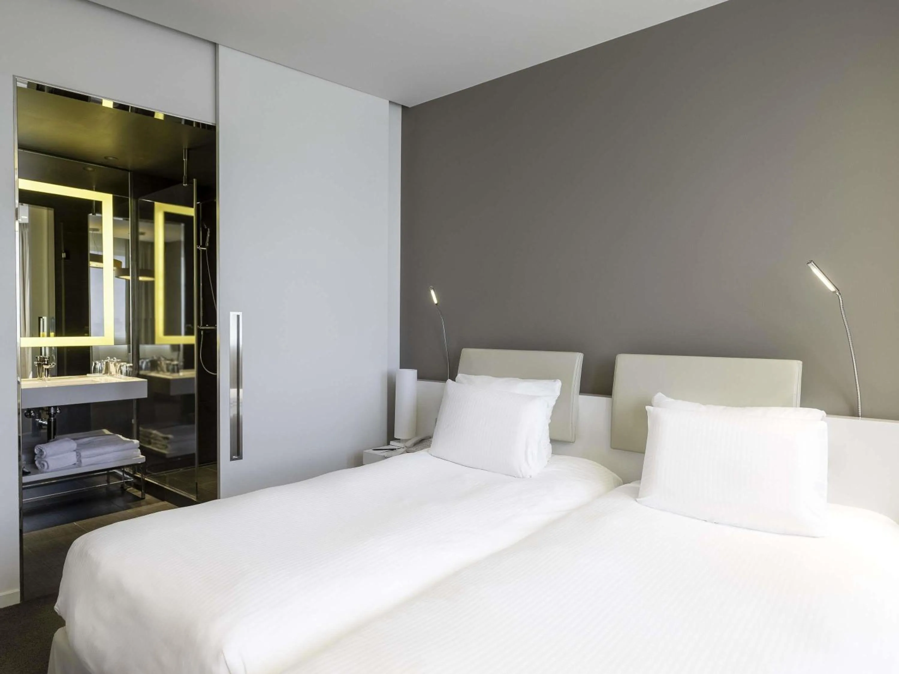 Bedroom, Bed in Pullman Brussels Centre Midi