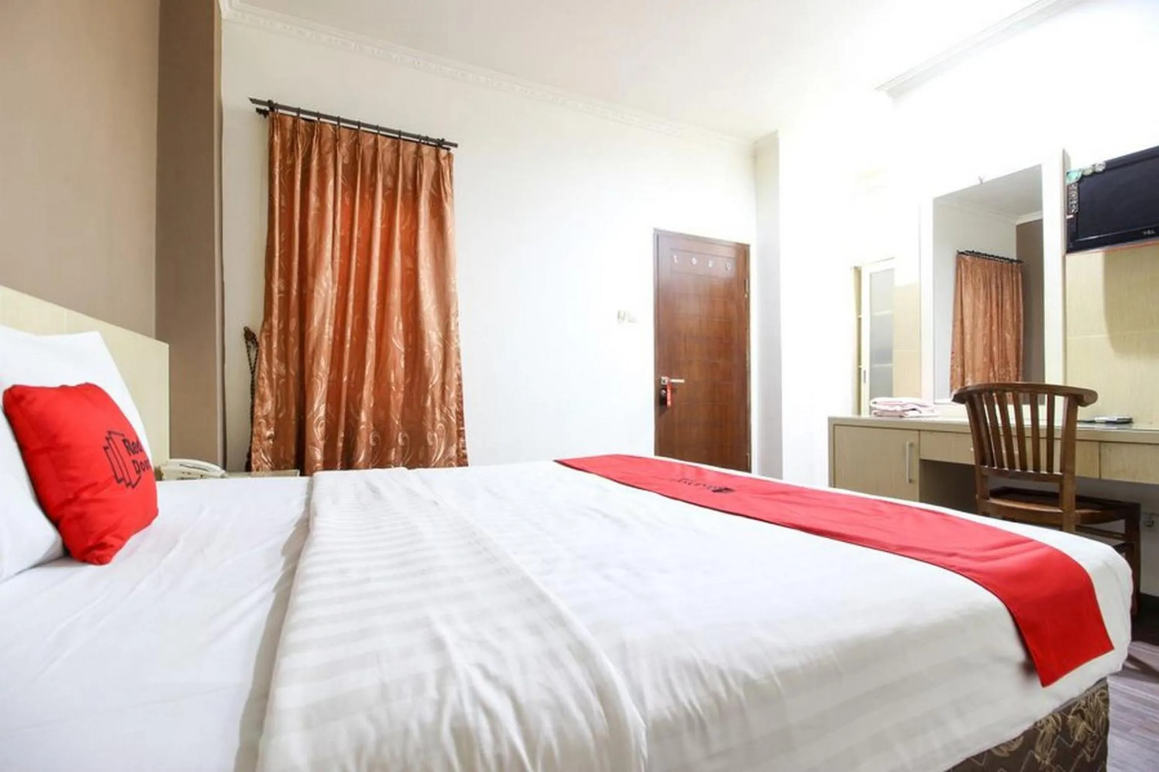 Bed in RedDoorz near Stadion Manahan Solo