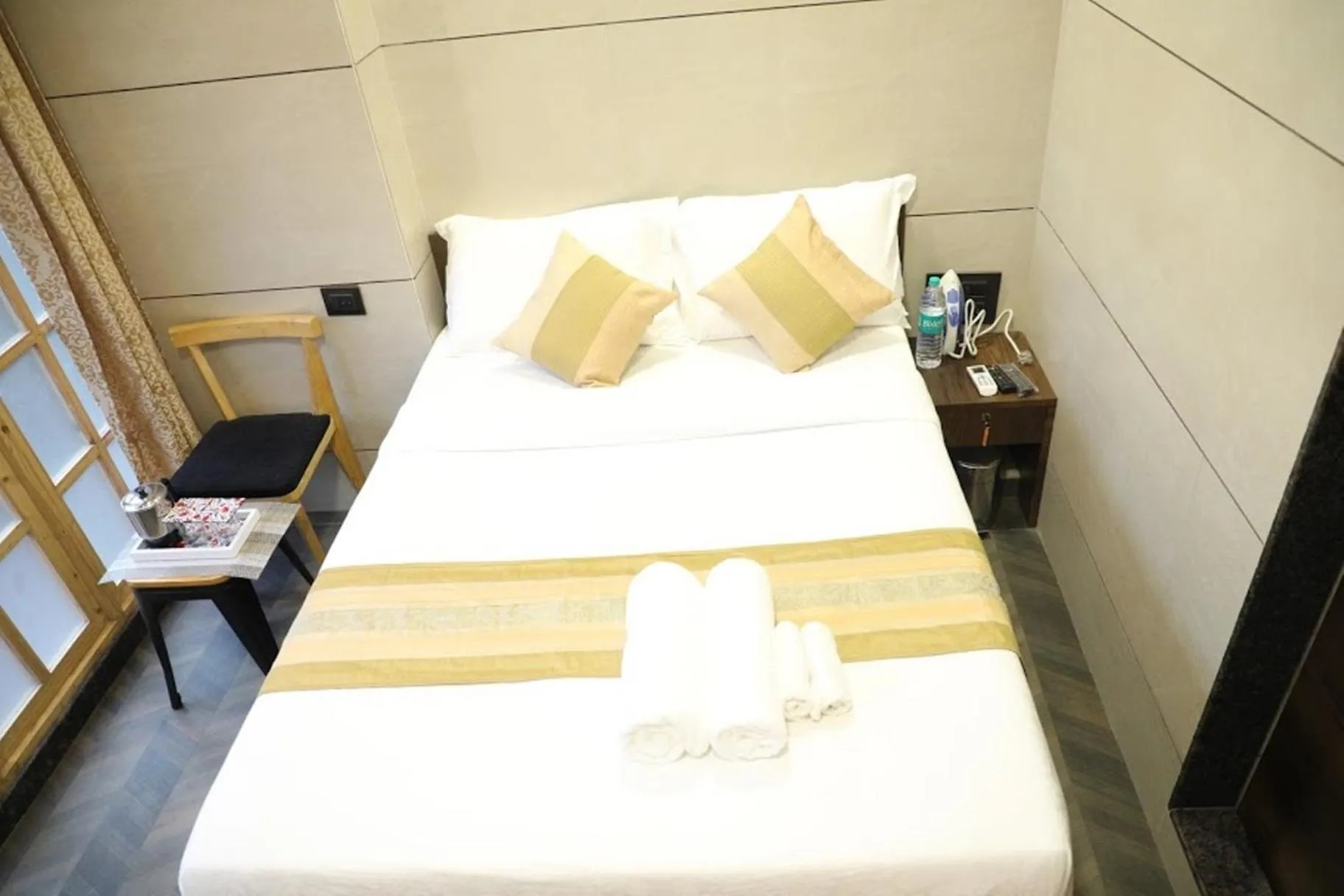 Bed in Hotel Rooms Dadar near Station