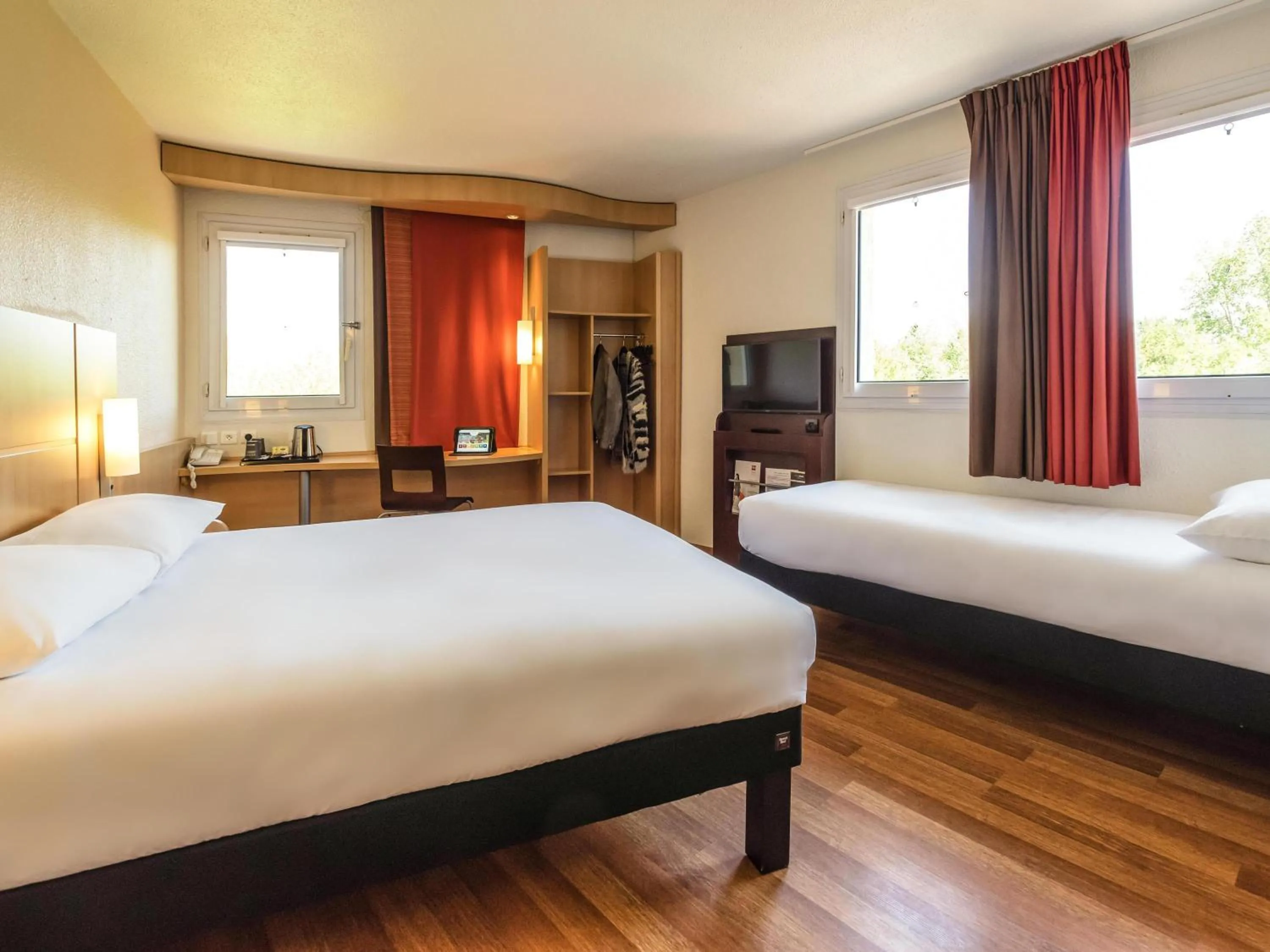 Bedroom, Bed in Ibis Château-Thierry