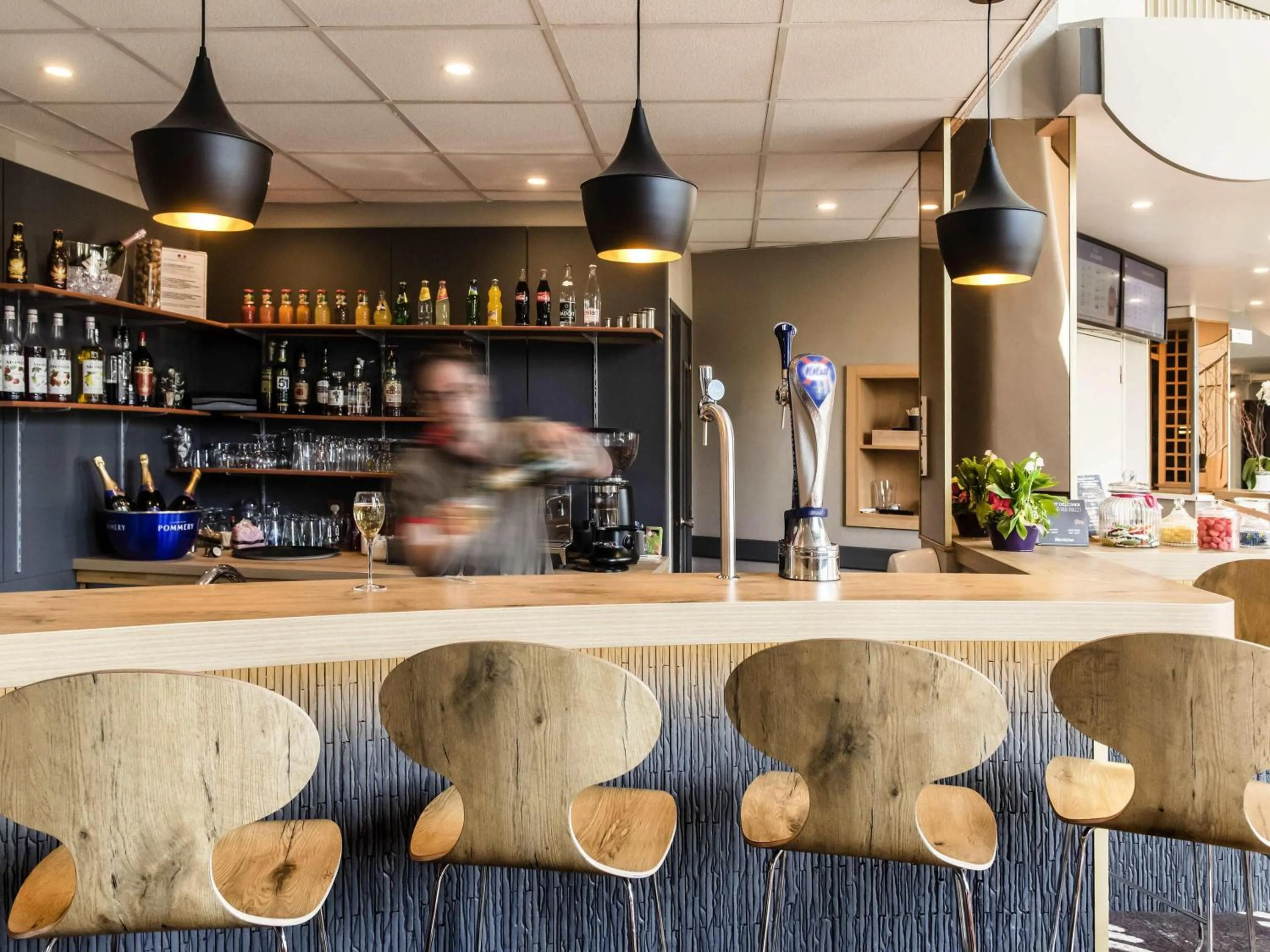 Lounge or bar in Ibis Château-Thierry