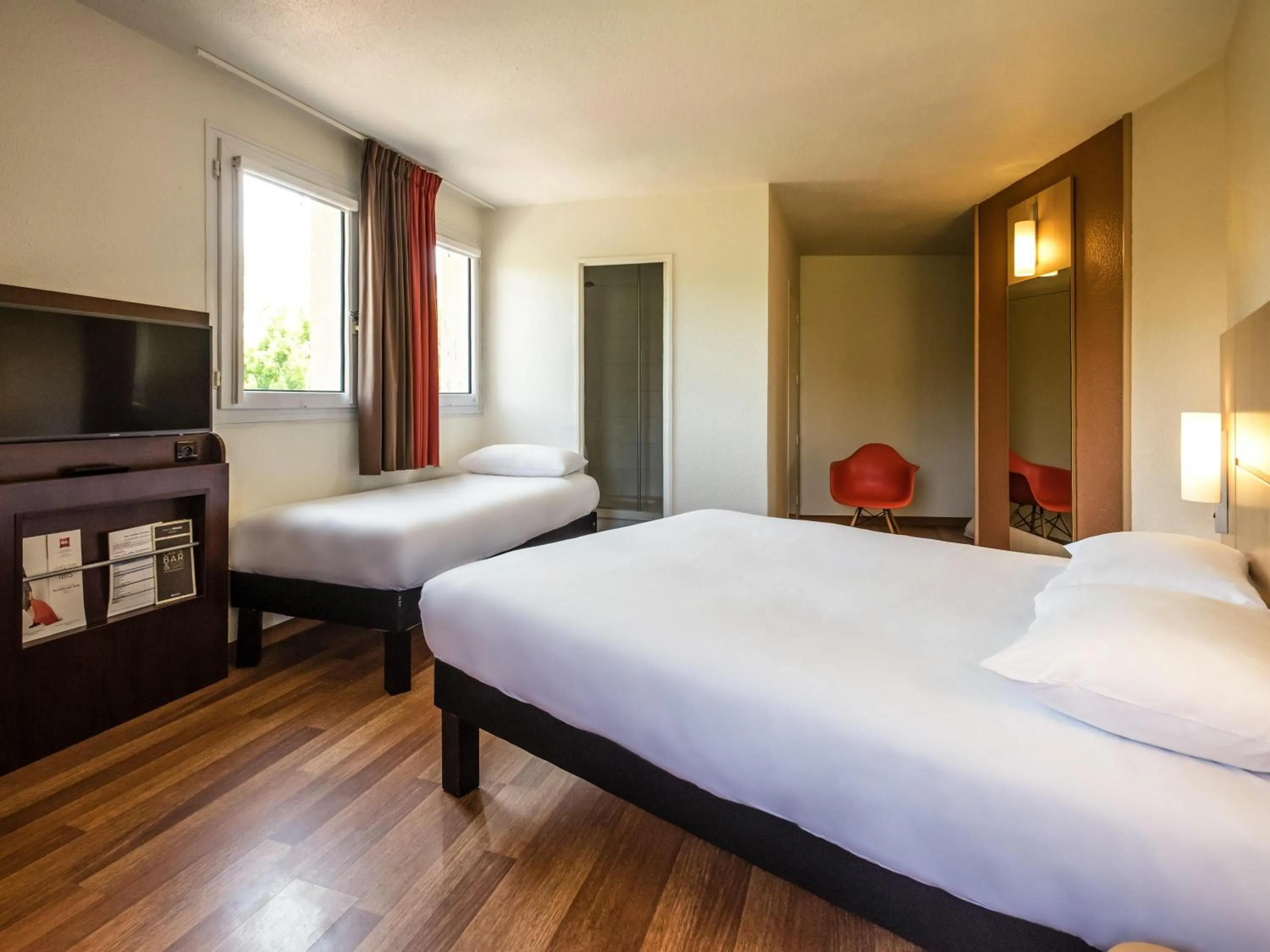 Bedroom, Bed in Ibis Château-Thierry