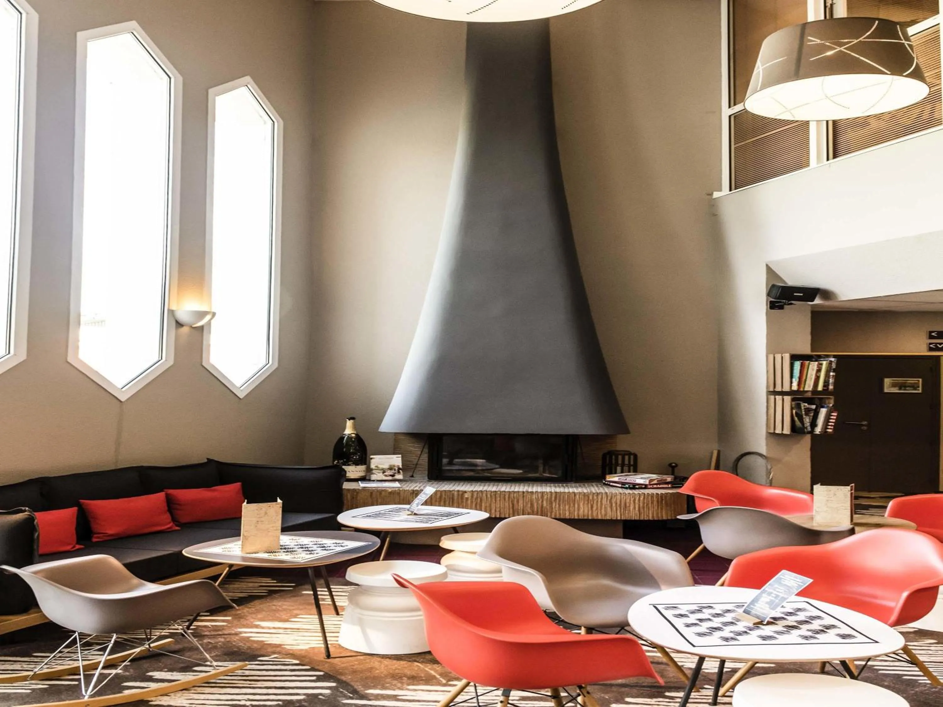 Lounge or bar in Ibis Château-Thierry