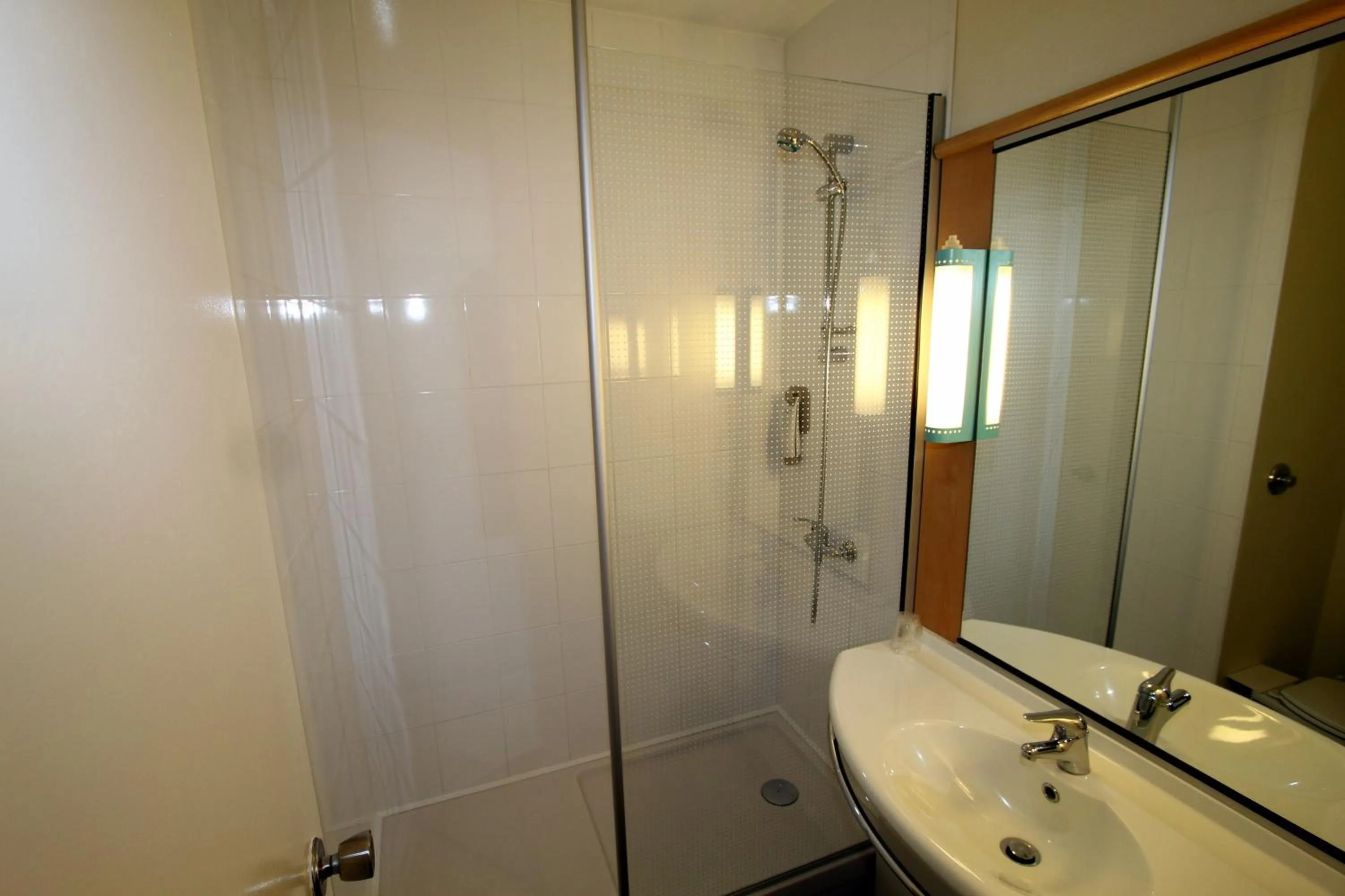 Bathroom in Ibis Château-Thierry