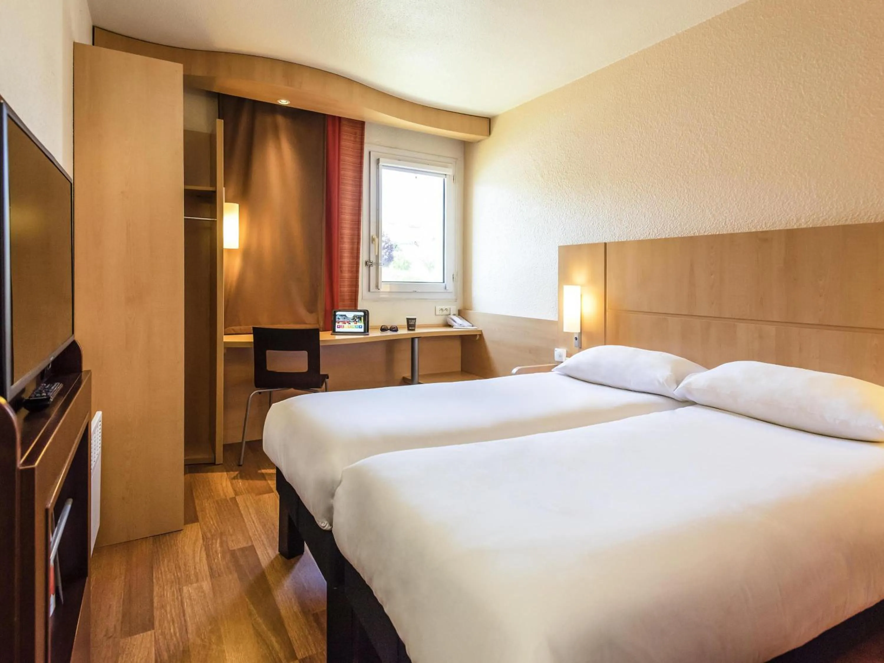 Bedroom, Bed in Ibis Château-Thierry