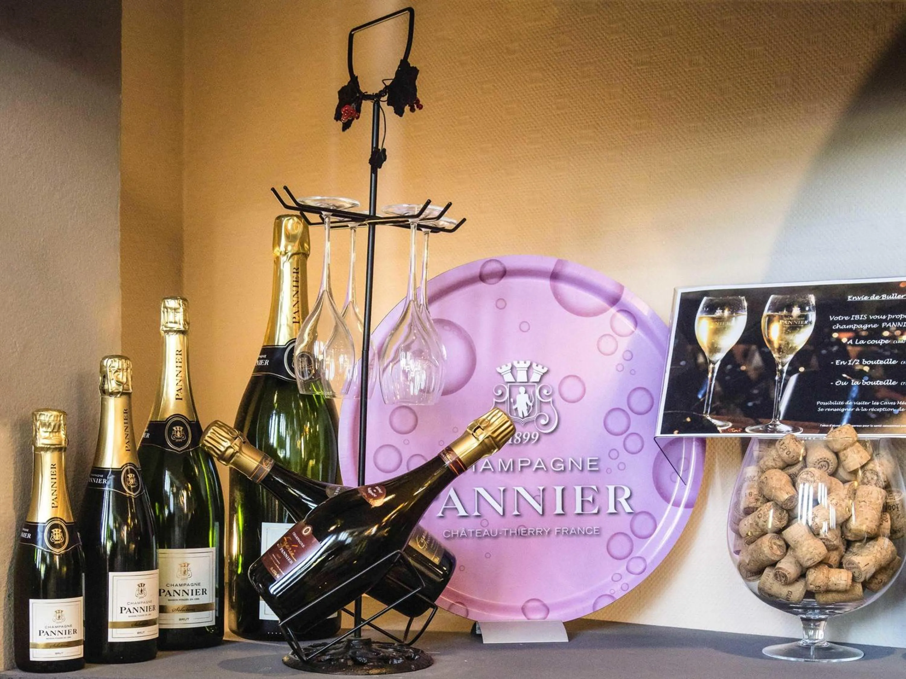 Lounge or bar in Ibis Château-Thierry