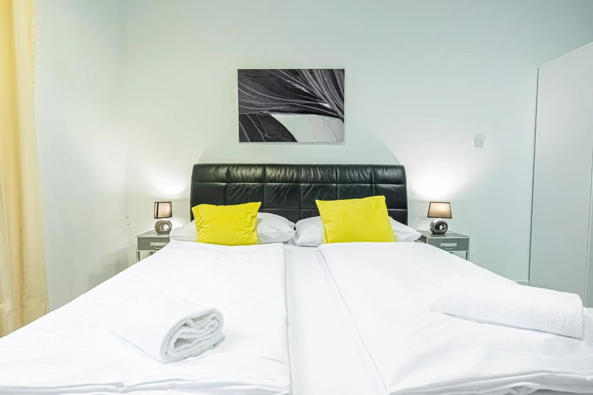 Bed in Modern Apartment suitable for Longstays