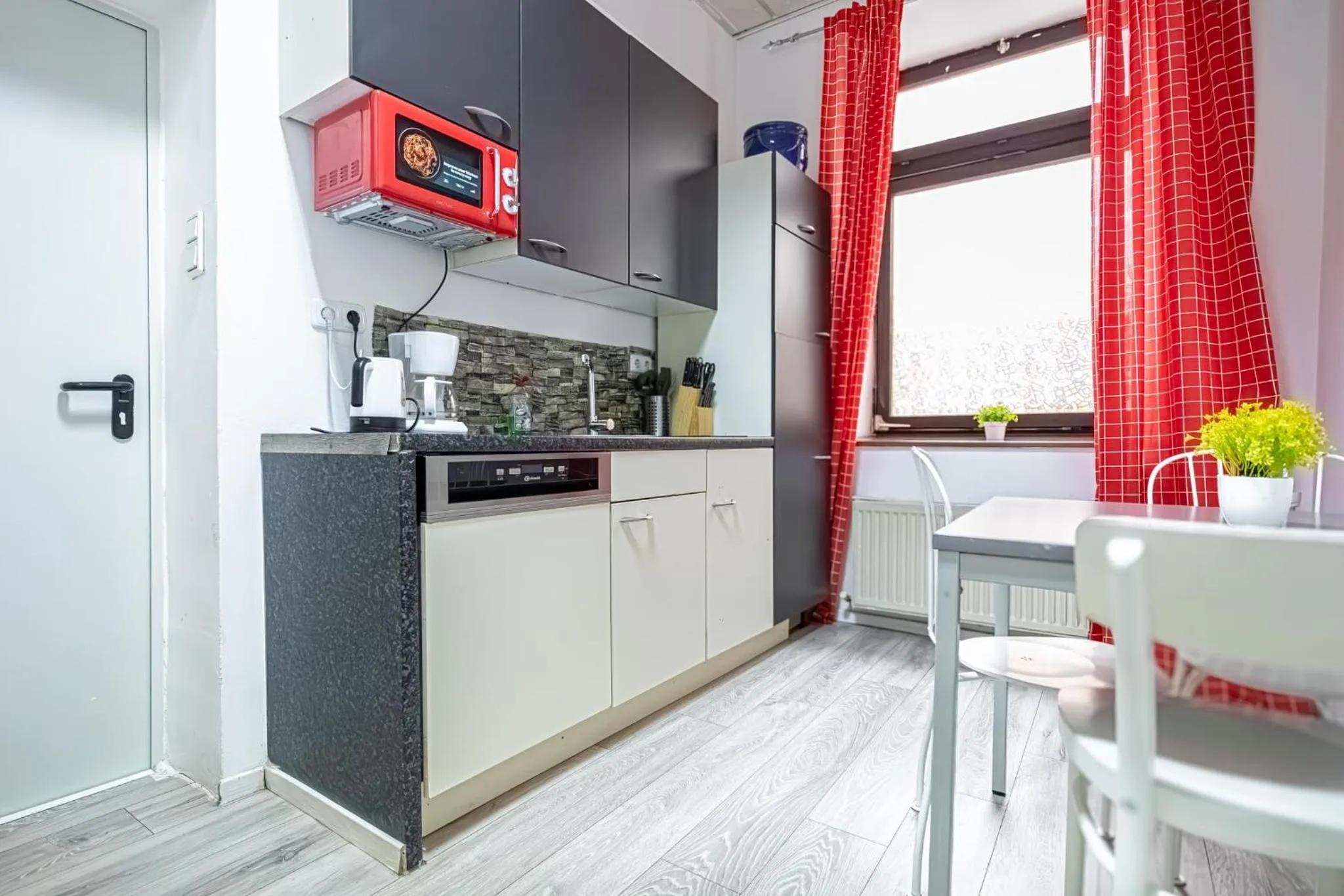 Coffee/tea facilities in Modern Apartment suitable for Longstays