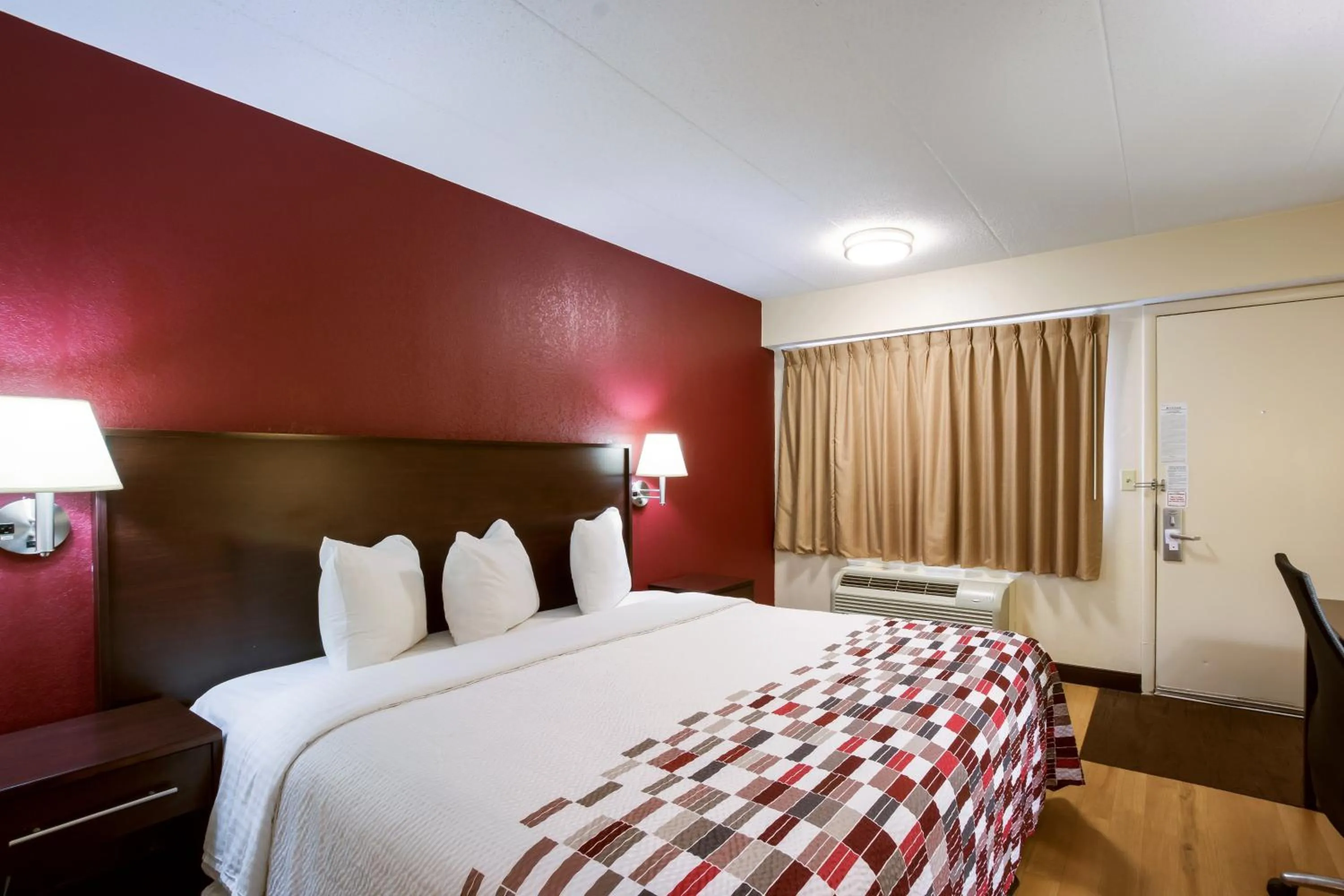 Photo of the whole room in Red Roof Inn Grand Rapids Airport