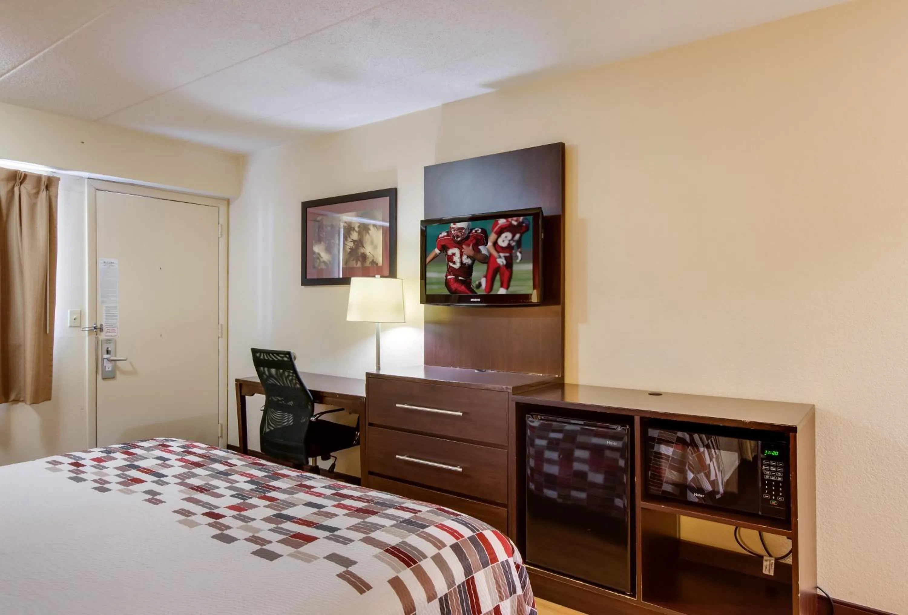 Photo of the whole room in Red Roof Inn Grand Rapids Airport