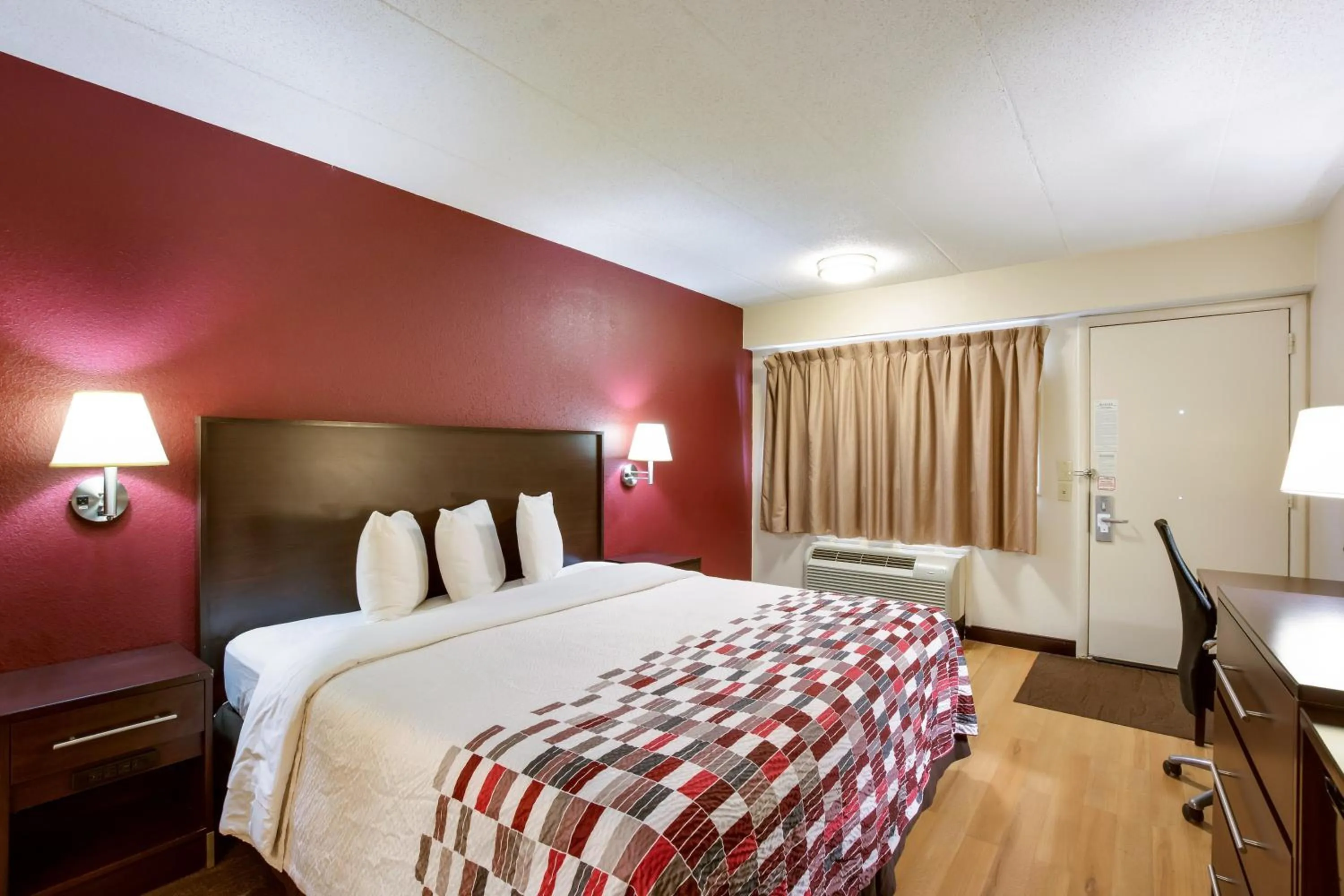 Photo of the whole room in Red Roof Inn Grand Rapids Airport