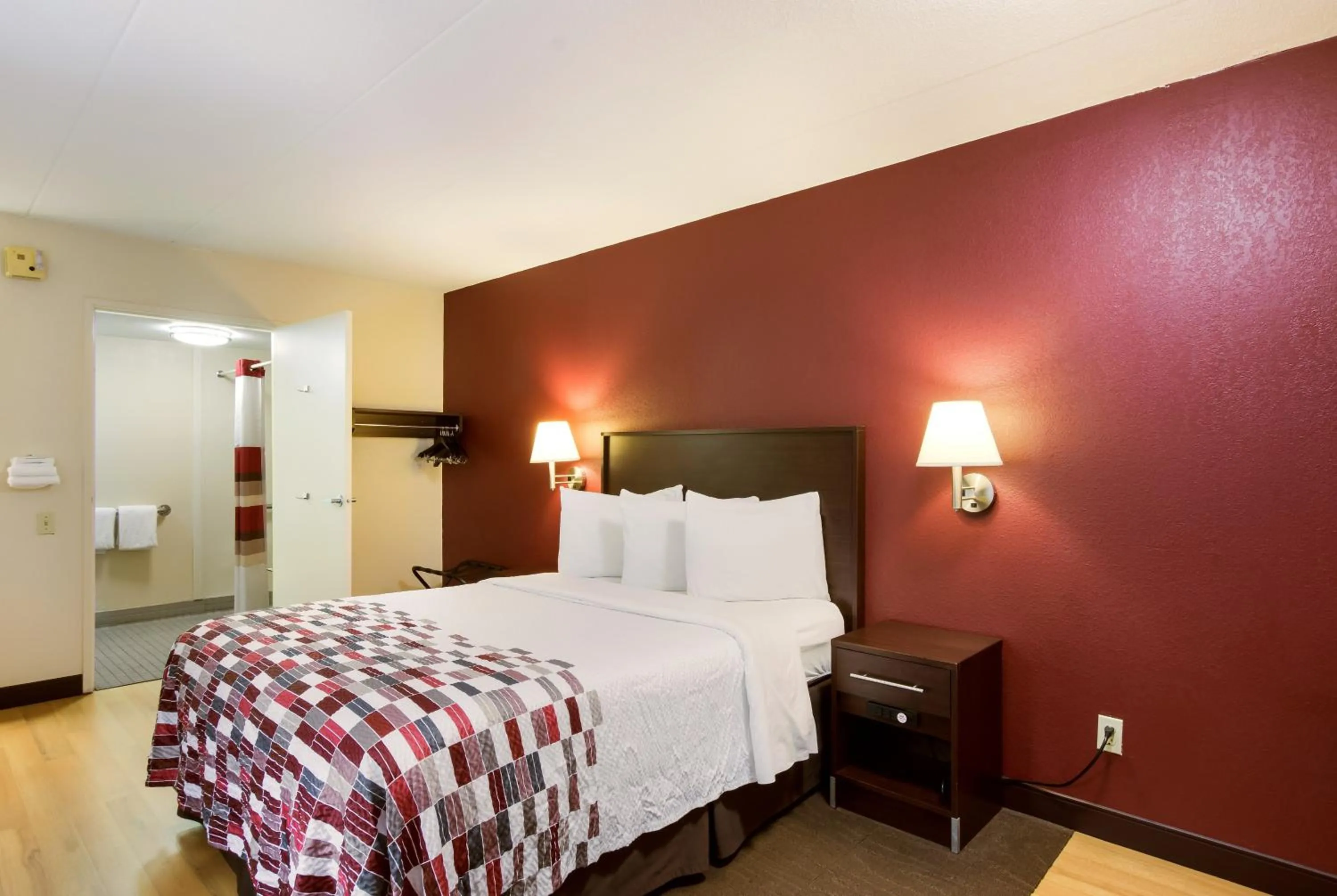 Photo of the whole room in Red Roof Inn Grand Rapids Airport