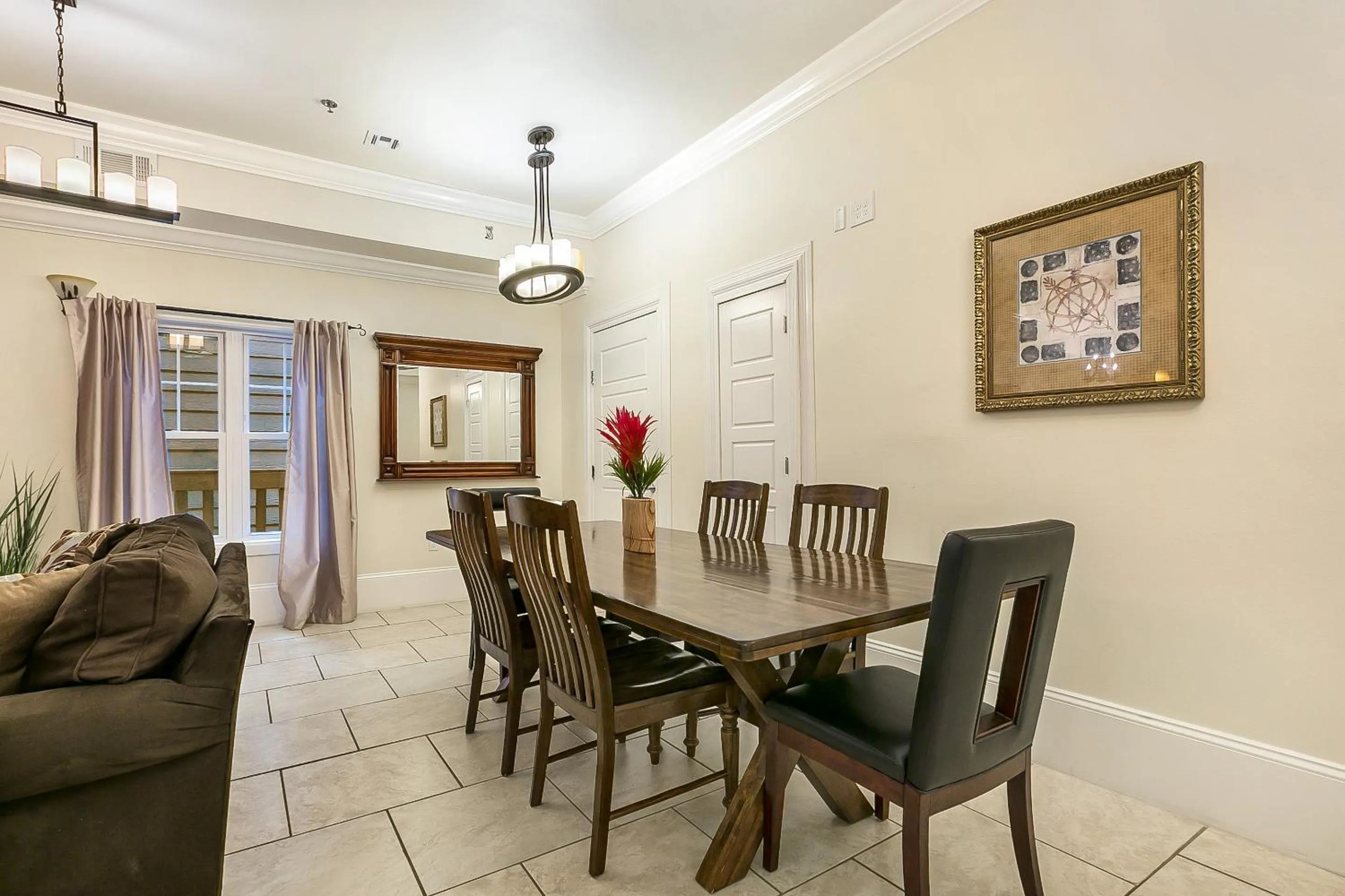 Dining area in Modern 4BR City Condo 5min drive to FQ