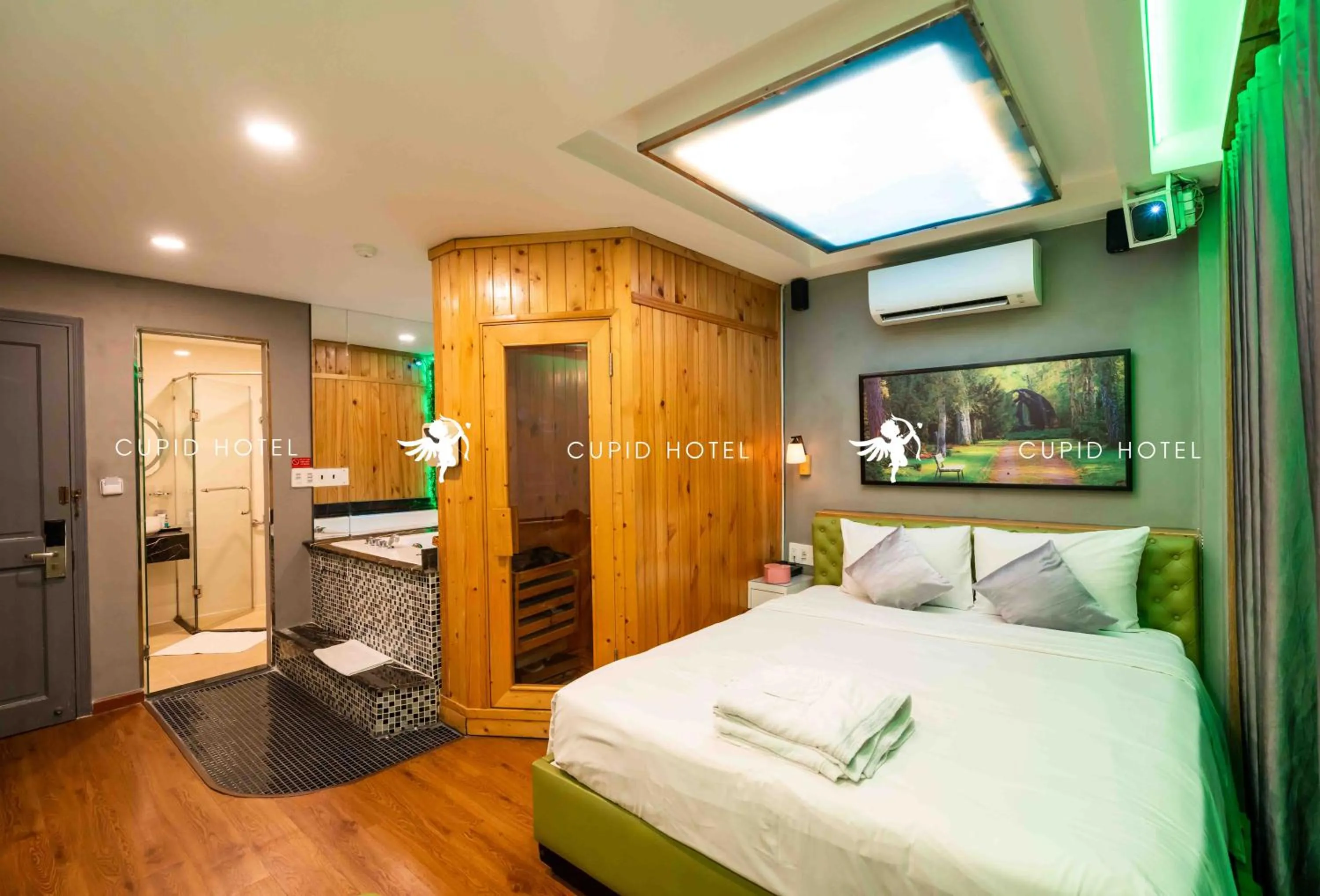 Bedroom, Bed in Cupid Hotel 2