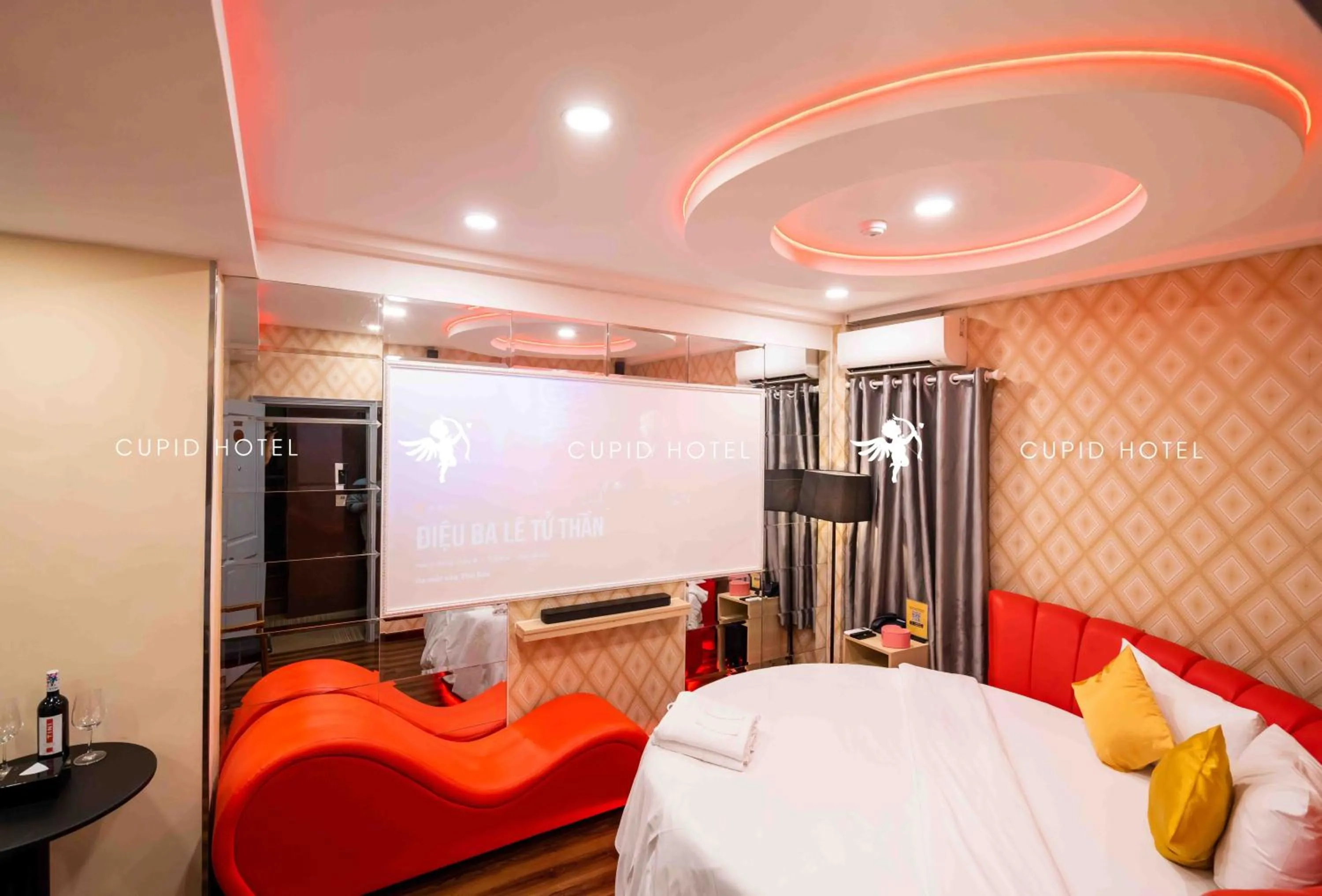 Bed in Cupid Hotel 2