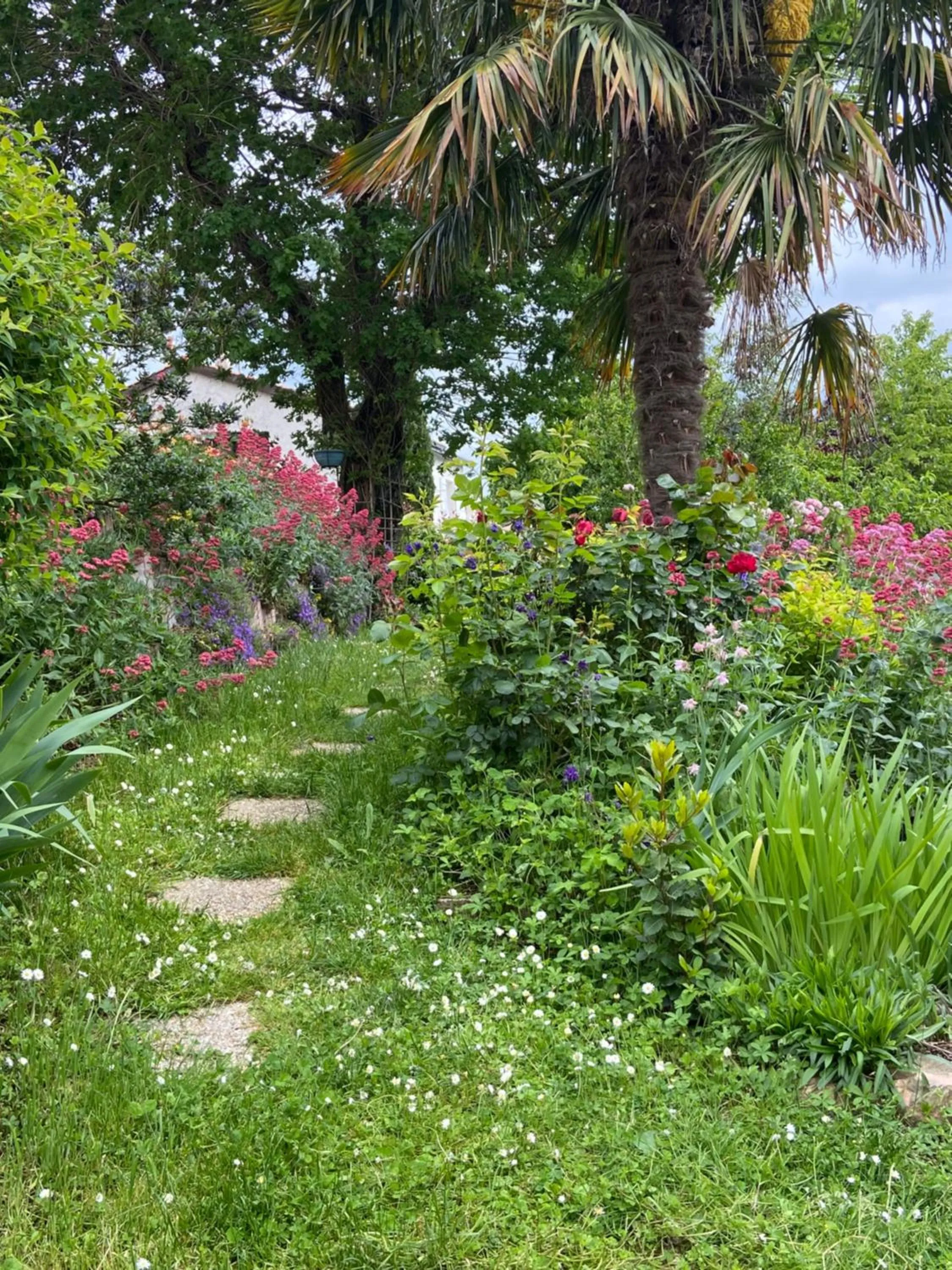Garden in Le Relais des Malettes Chambres d'hôtes B&B