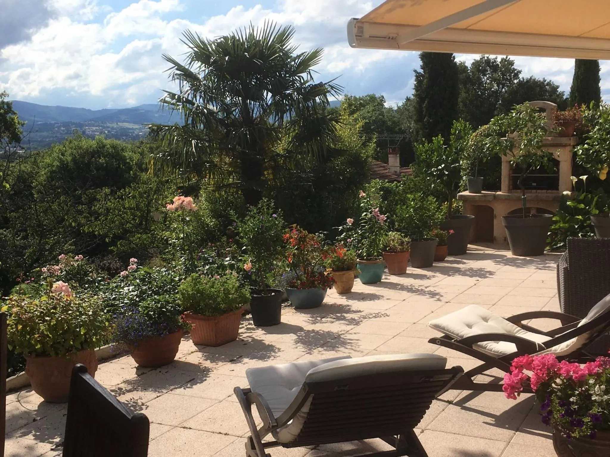 Patio in Le Relais des Malettes Chambres d'hôtes B&B
