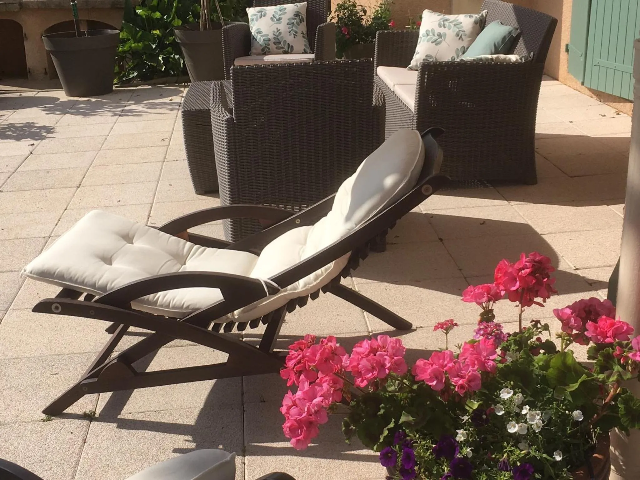 Patio in Le Relais des Malettes Chambres d'hôtes B&B