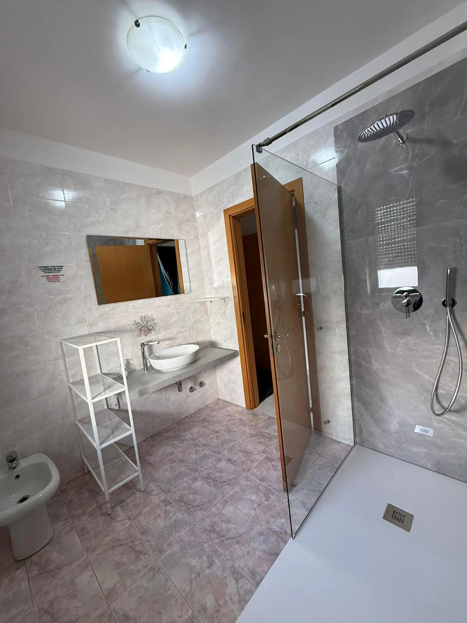 Shower, Bed in Dimora Le Grottaglie