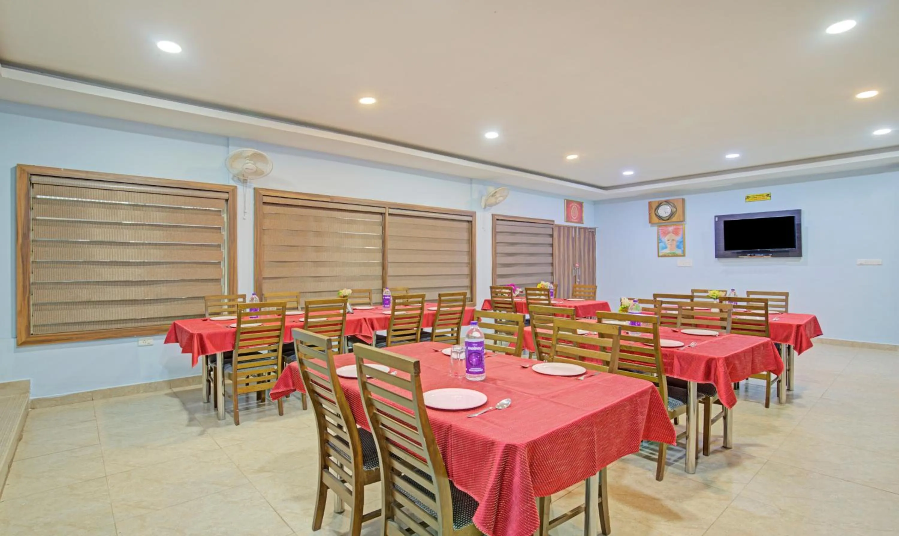 Restaurant/places to eat in Itsy Hotels Sidhartha Residency
