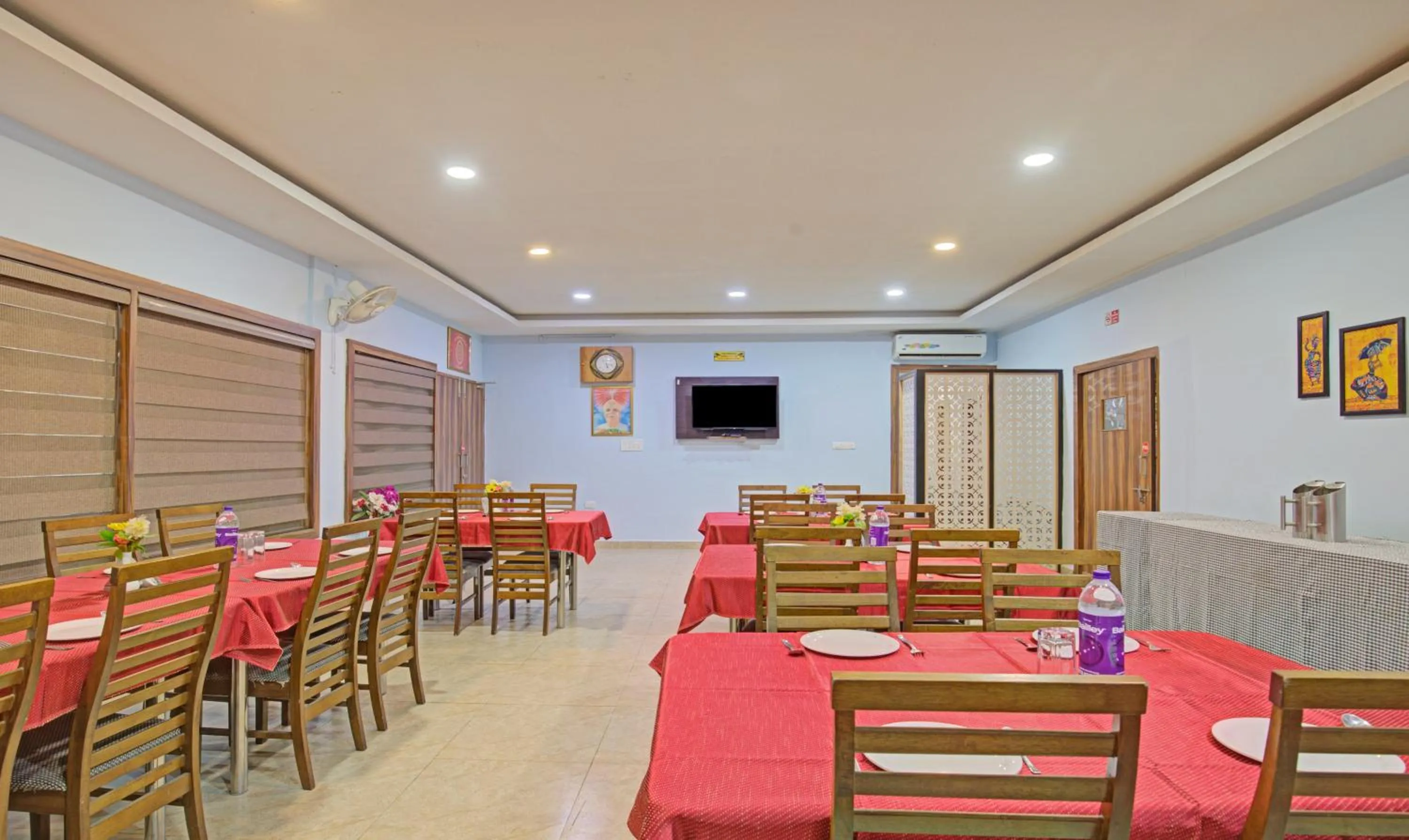 Restaurant/places to eat in Itsy Hotels Sidhartha Residency
