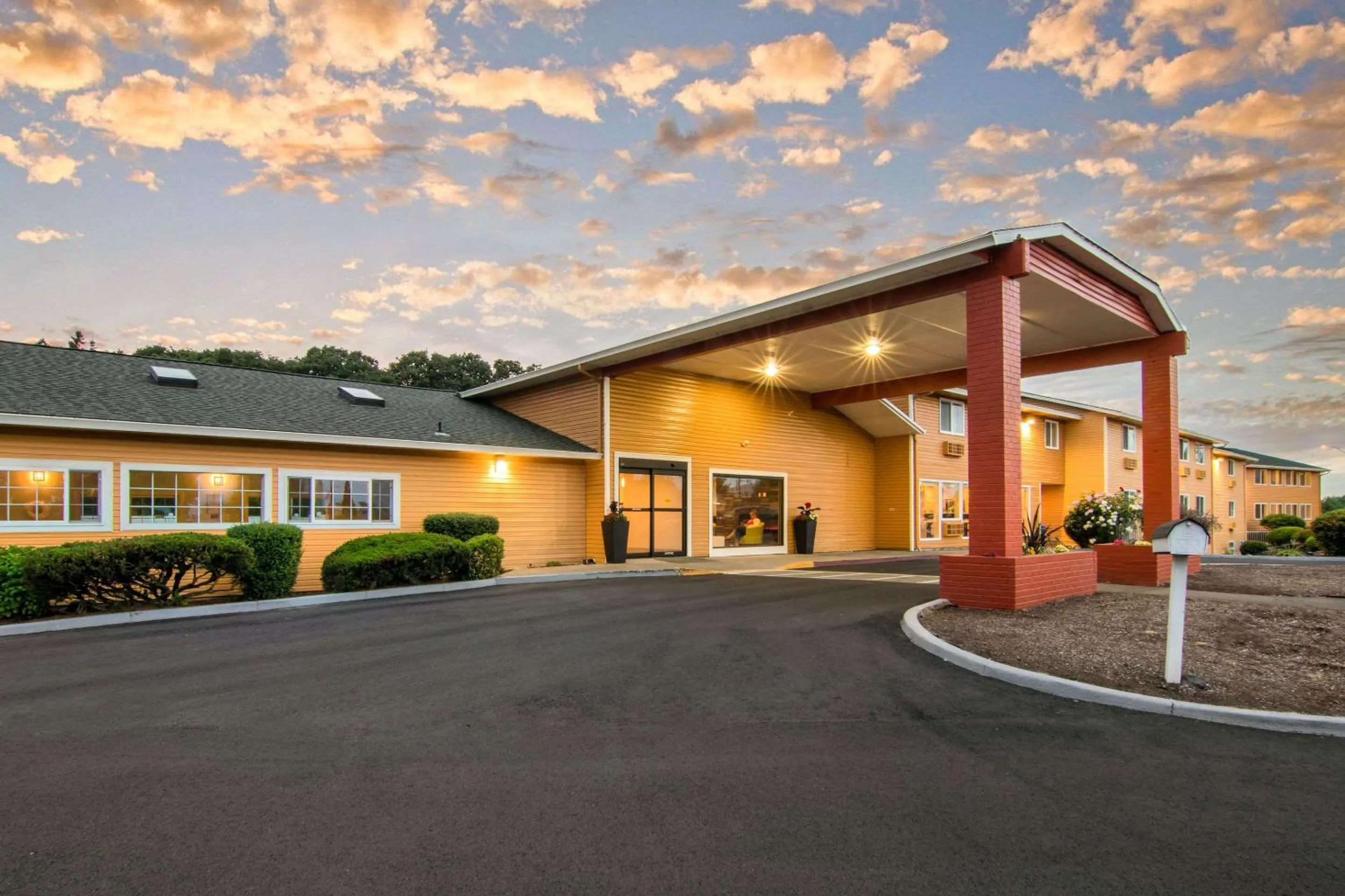 Property building in Quality Inn & Suites Albany Corvallis