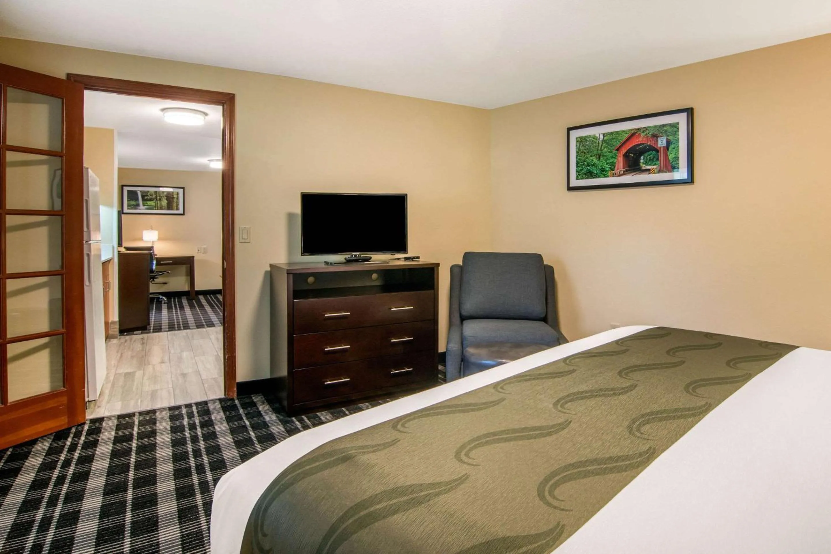 Photo of the whole room, Bed in Quality Inn & Suites Albany Corvallis