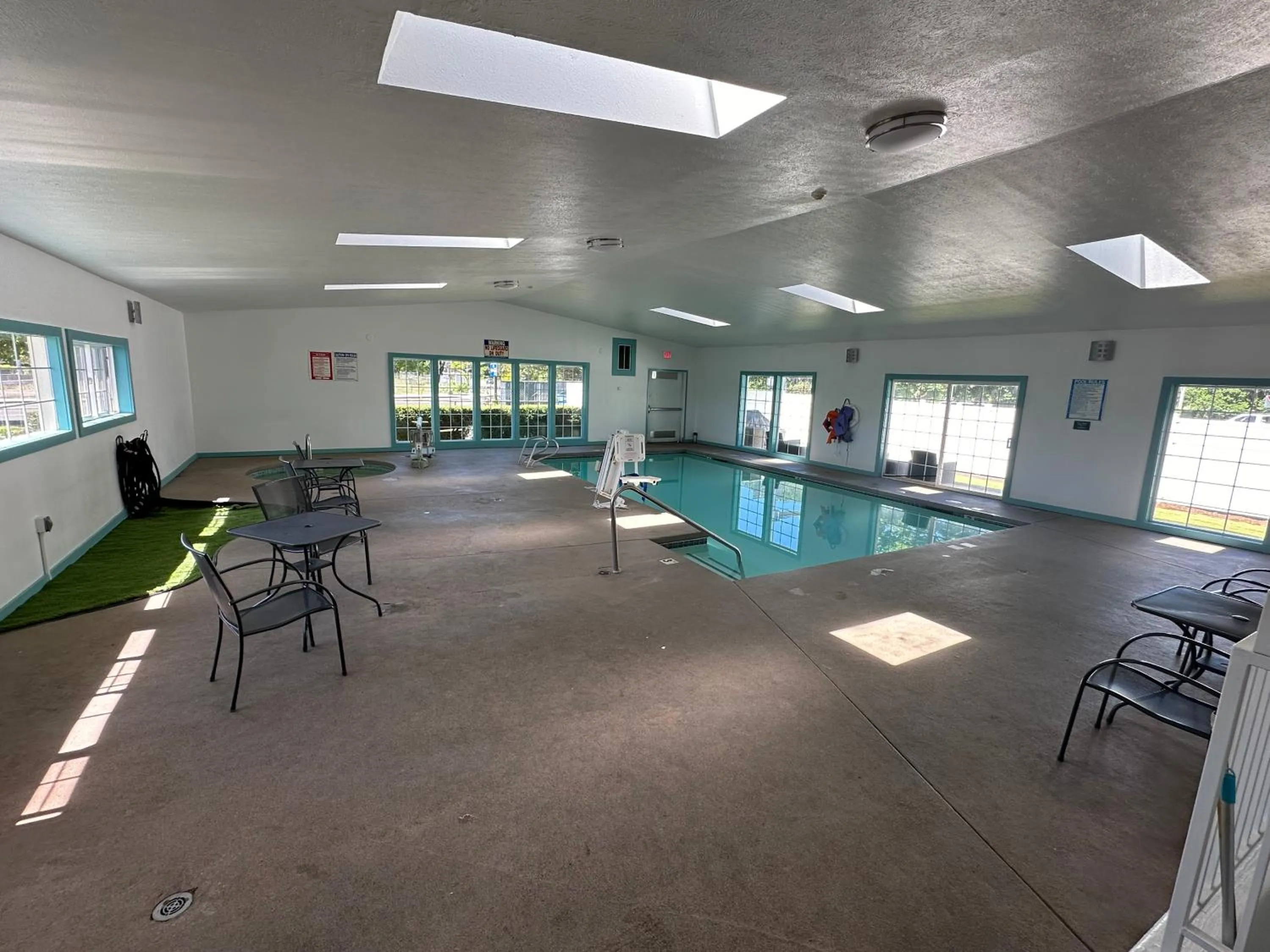 Swimming pool in Quality Inn & Suites Albany Corvallis