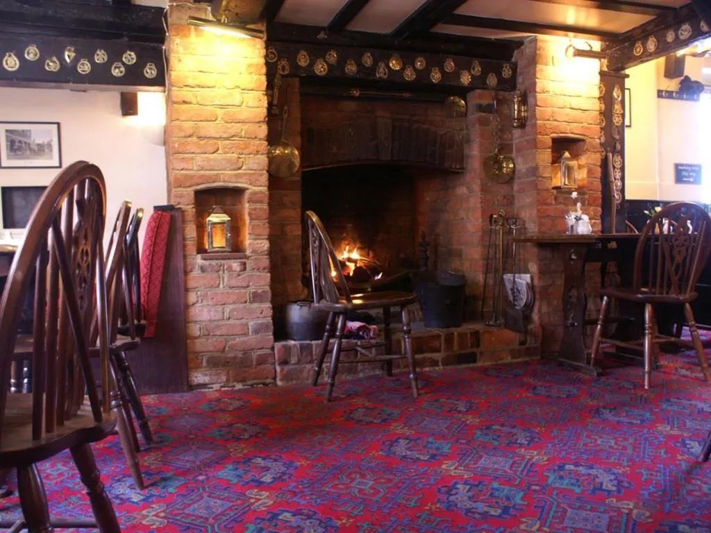 Lounge or bar in THE SARACENS HEAD INN
