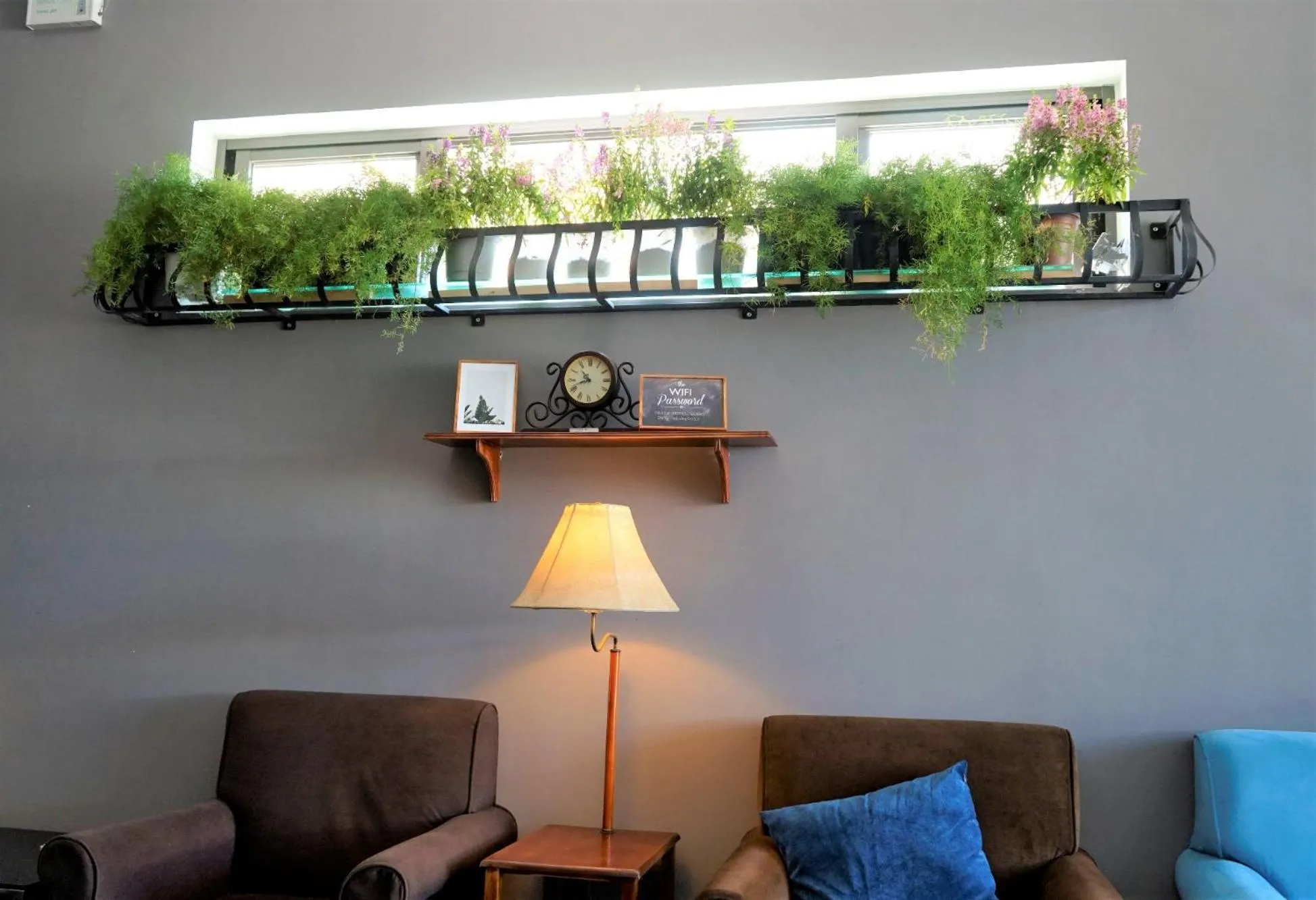 Communal lounge/ TV room in Oasis Hotel & Apartment