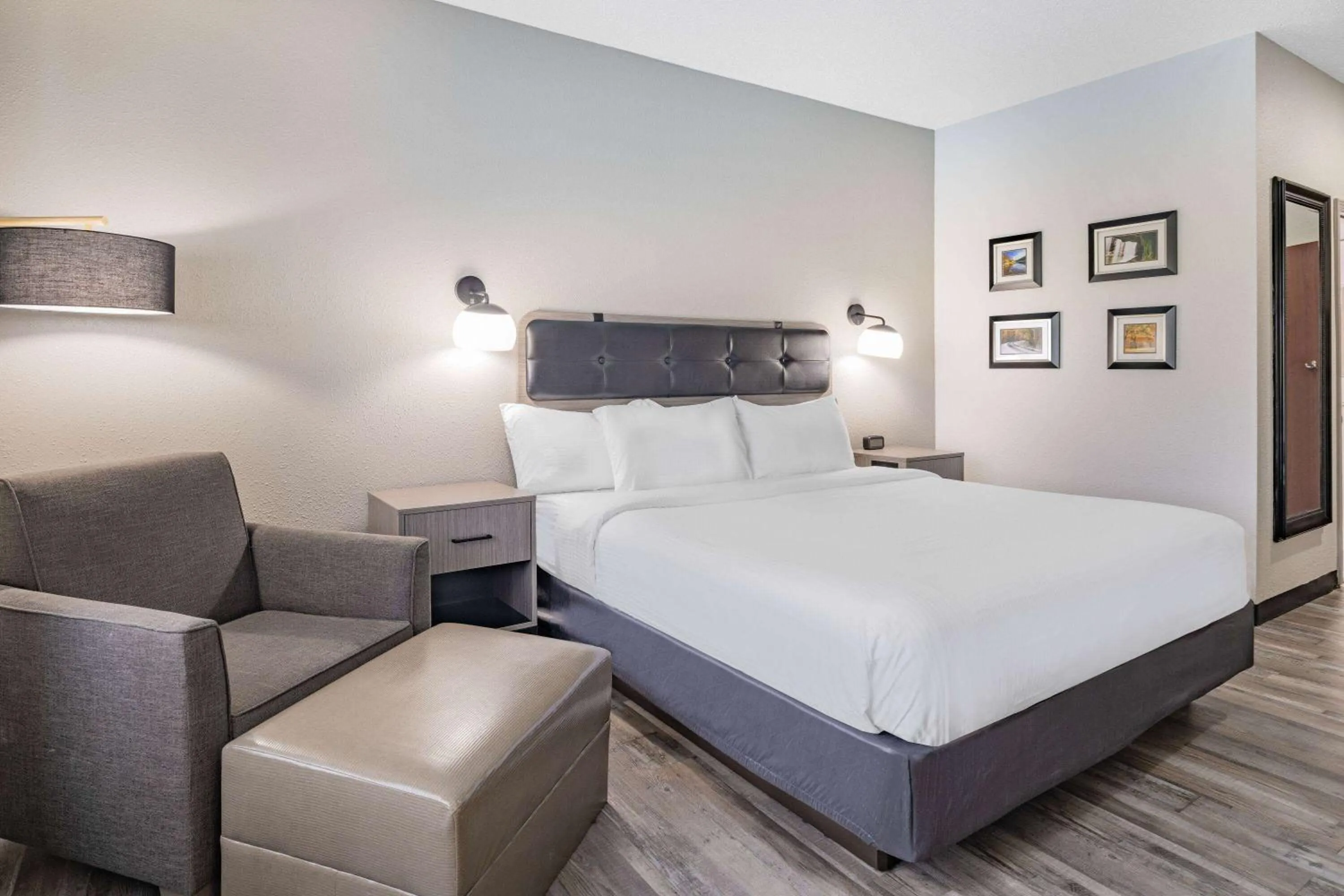 Photo of the whole room, Bed in La Quinta by Wyndham Evansville