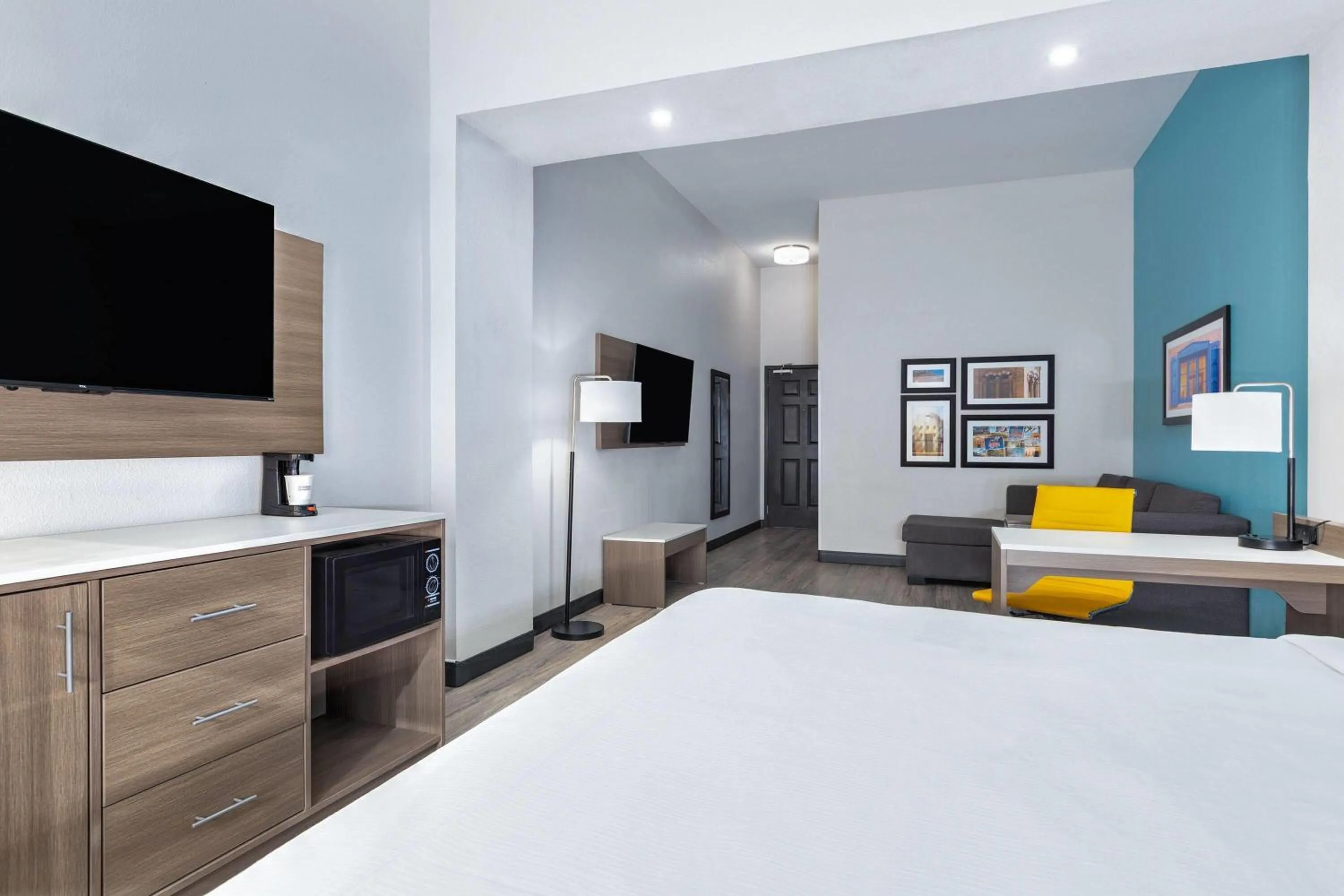 Photo of the whole room, Bed in La Quinta by Wyndham Hobbs