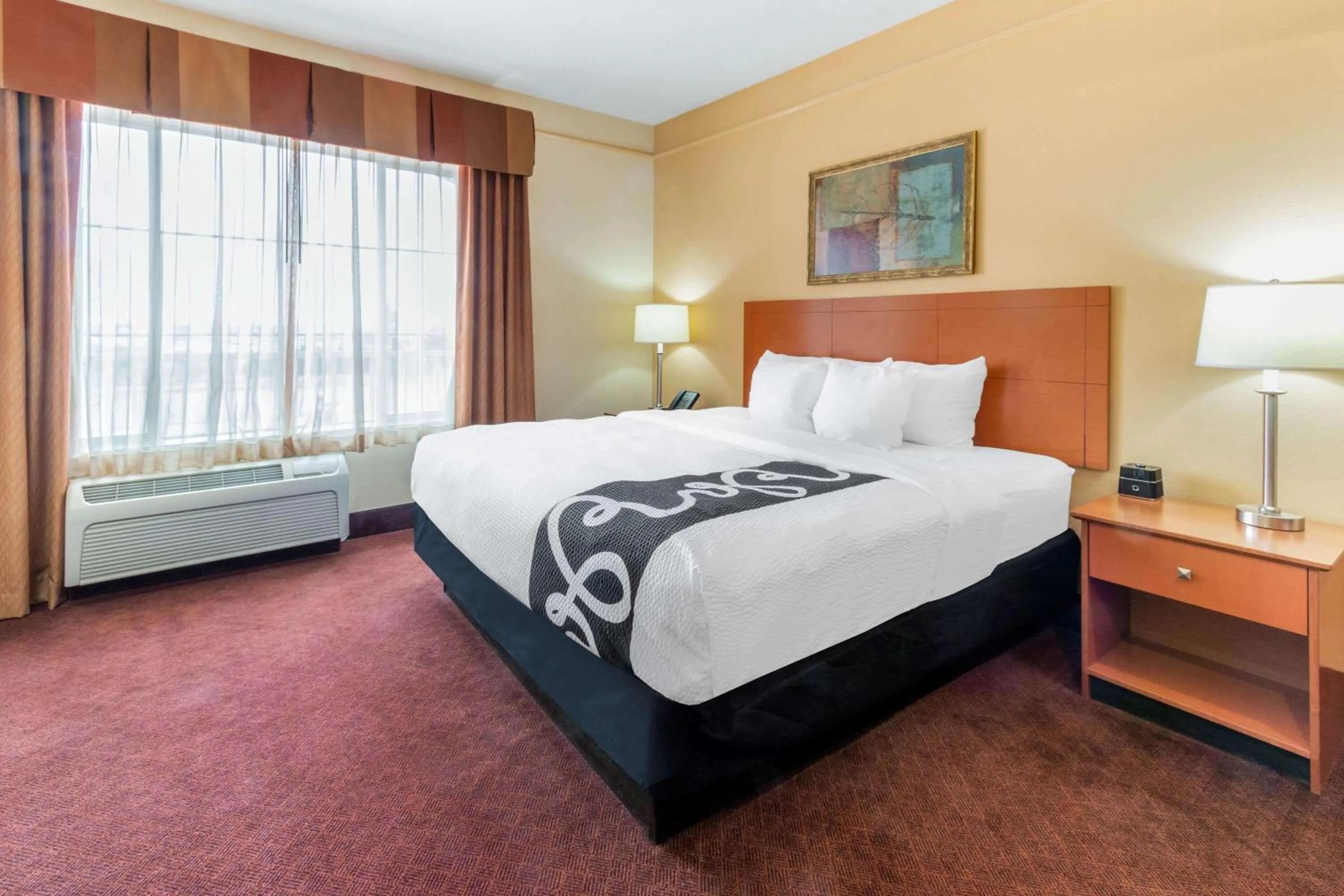 Photo of the whole room, Bed in La Quinta by Wyndham Hobbs