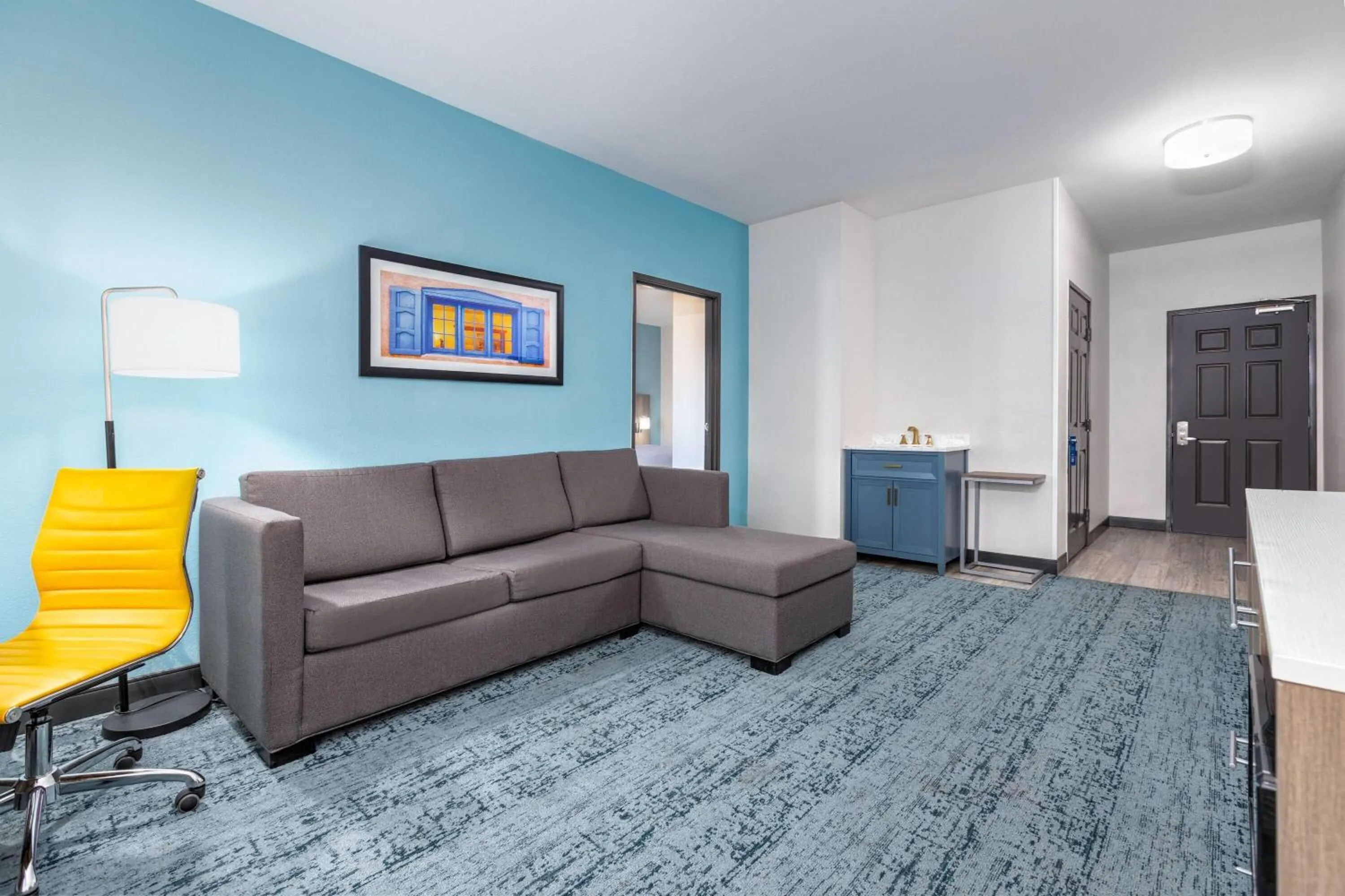 Photo of the whole room in La Quinta by Wyndham Hobbs