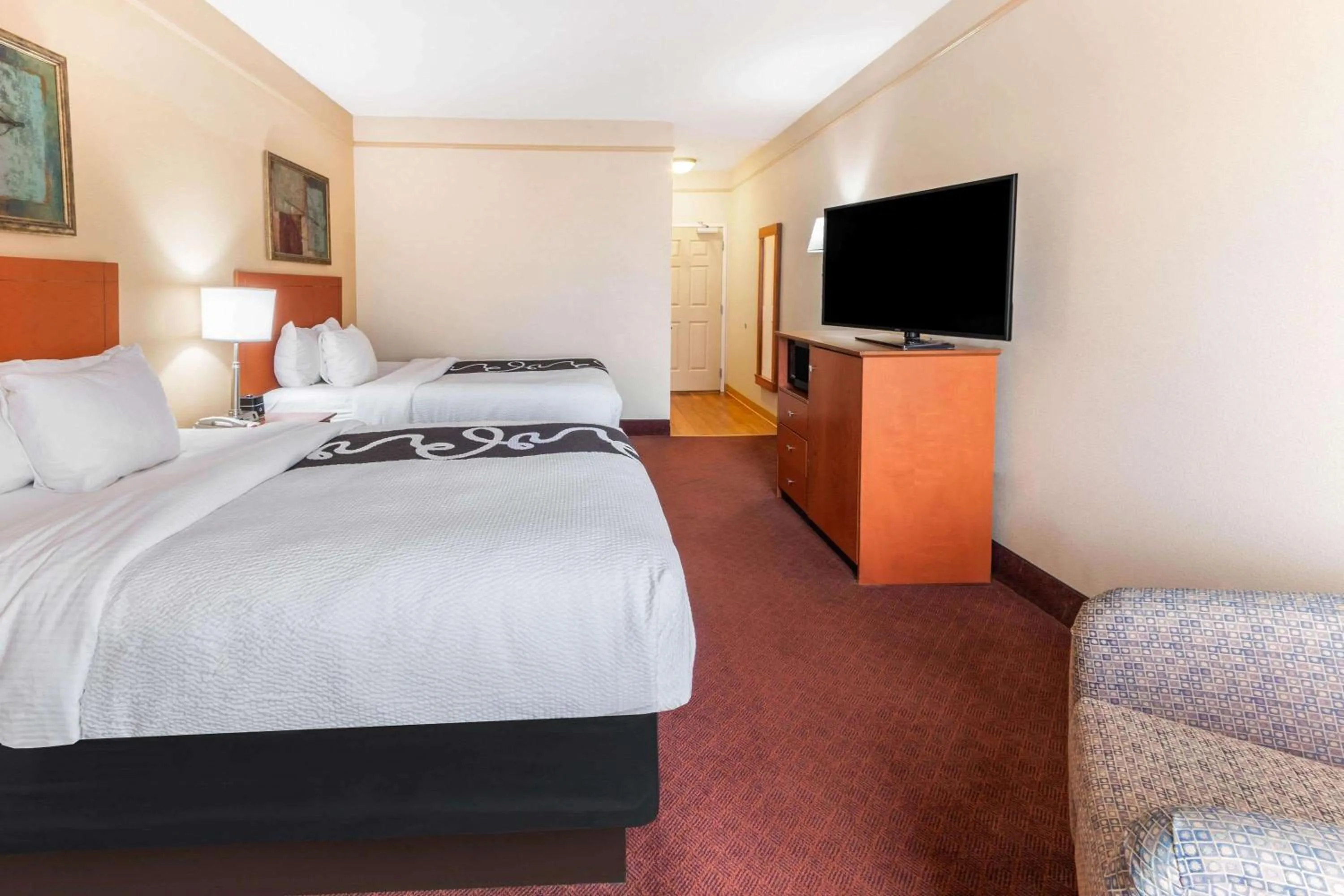 Photo of the whole room, Bed in La Quinta by Wyndham Hobbs