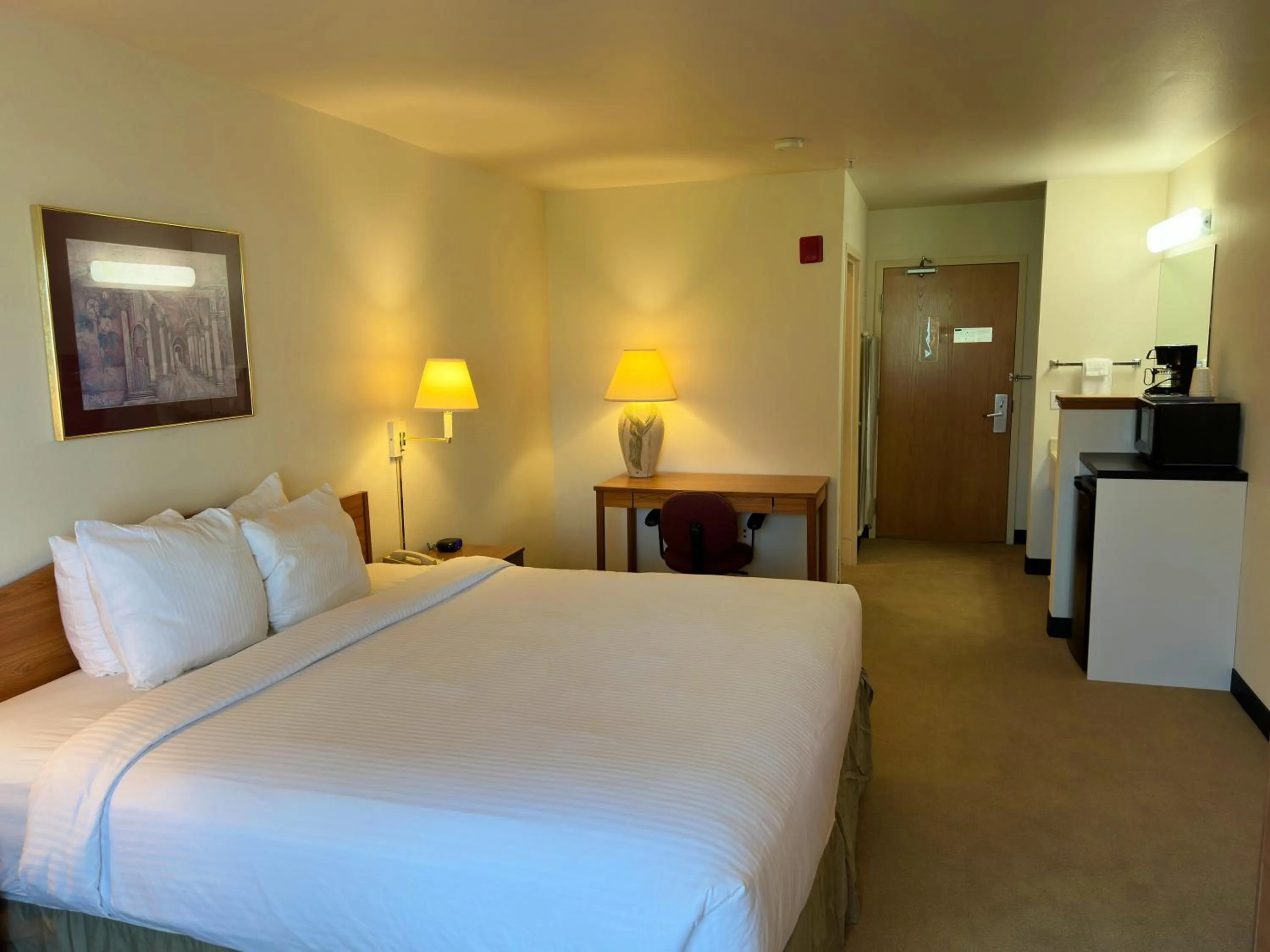 Photo of the whole room, Bed in Peppermill Empress Inn