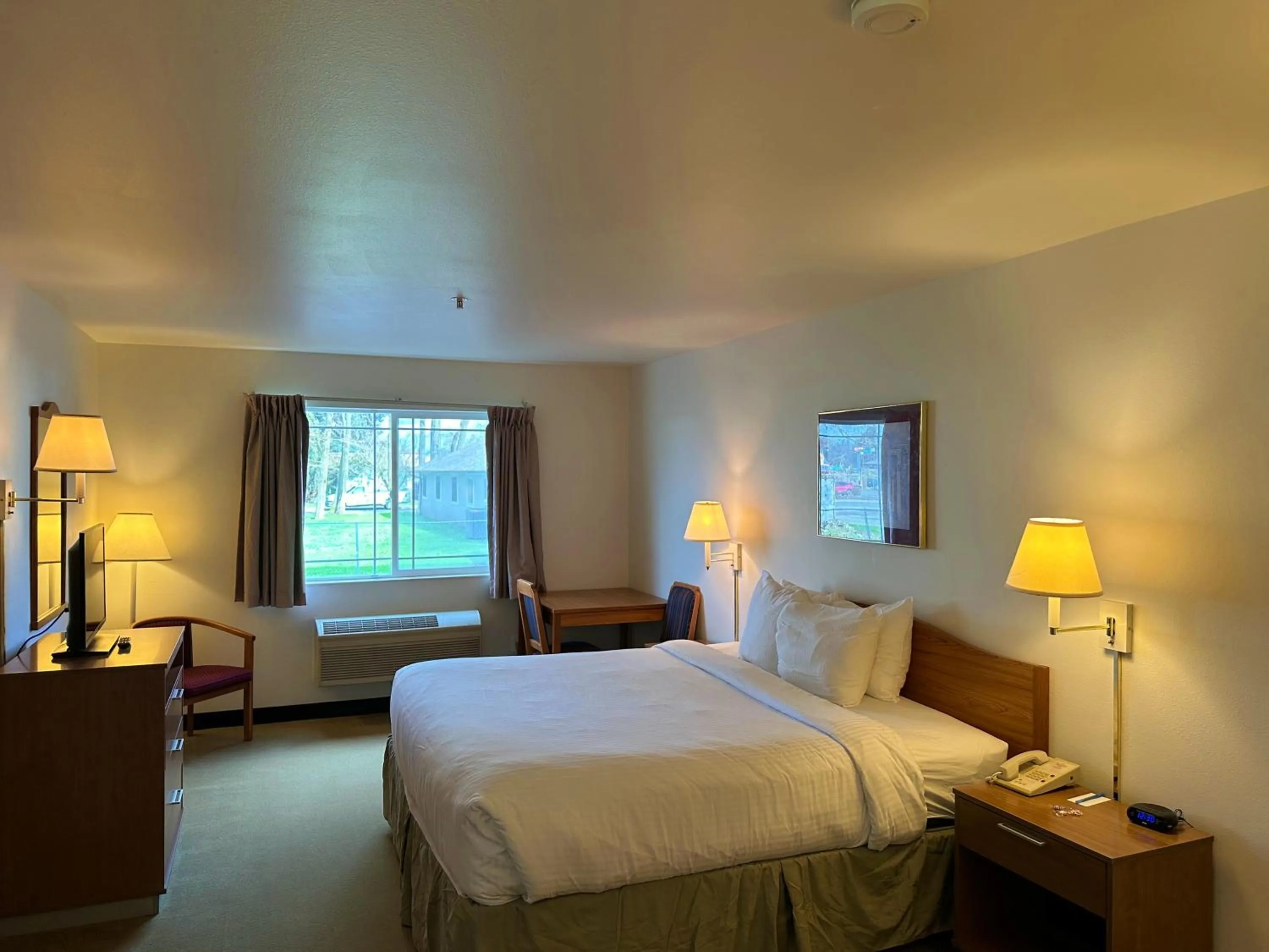 Photo of the whole room, Bed in Peppermill Empress Inn