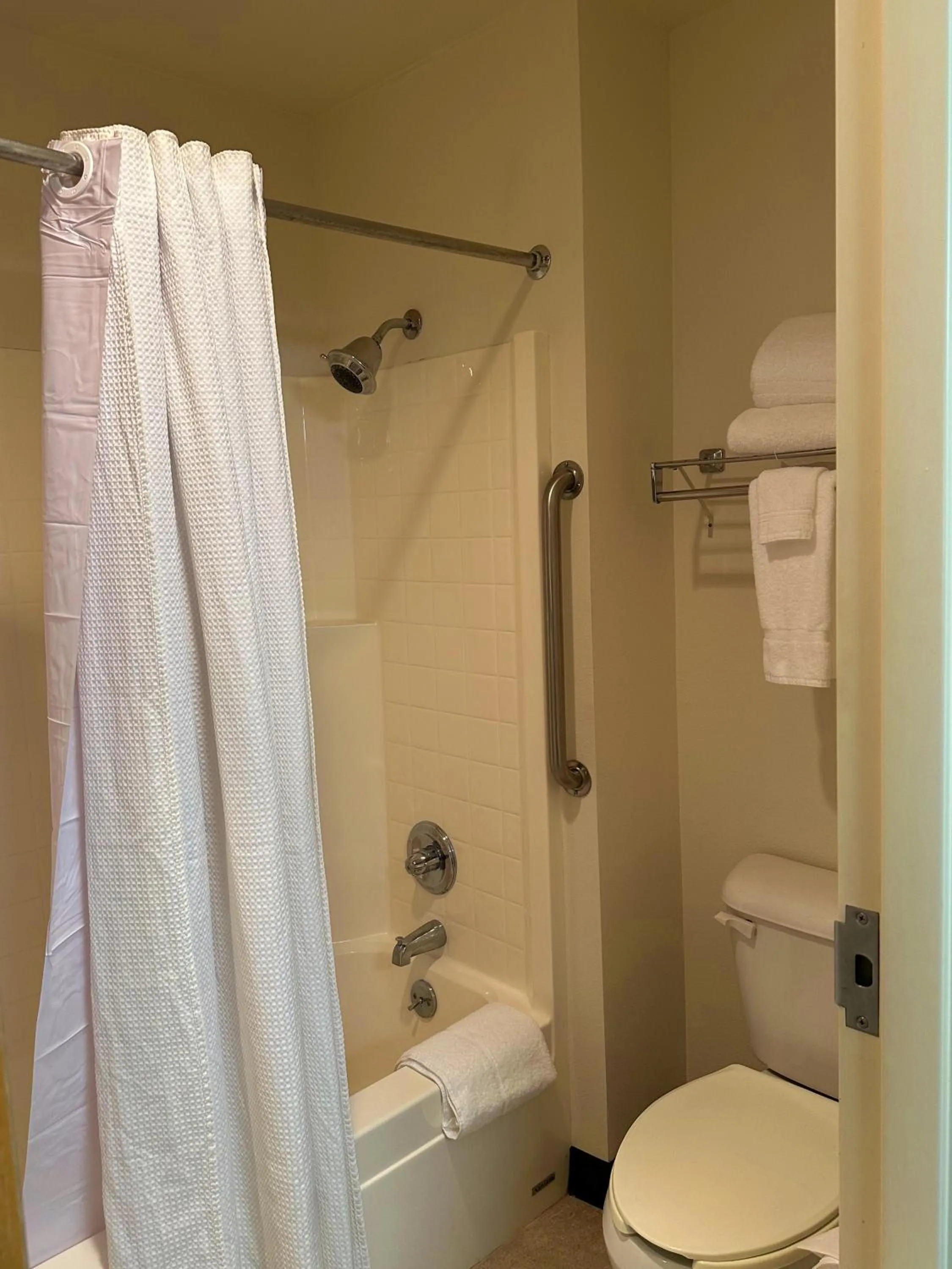 Bathroom in Peppermill Empress Inn