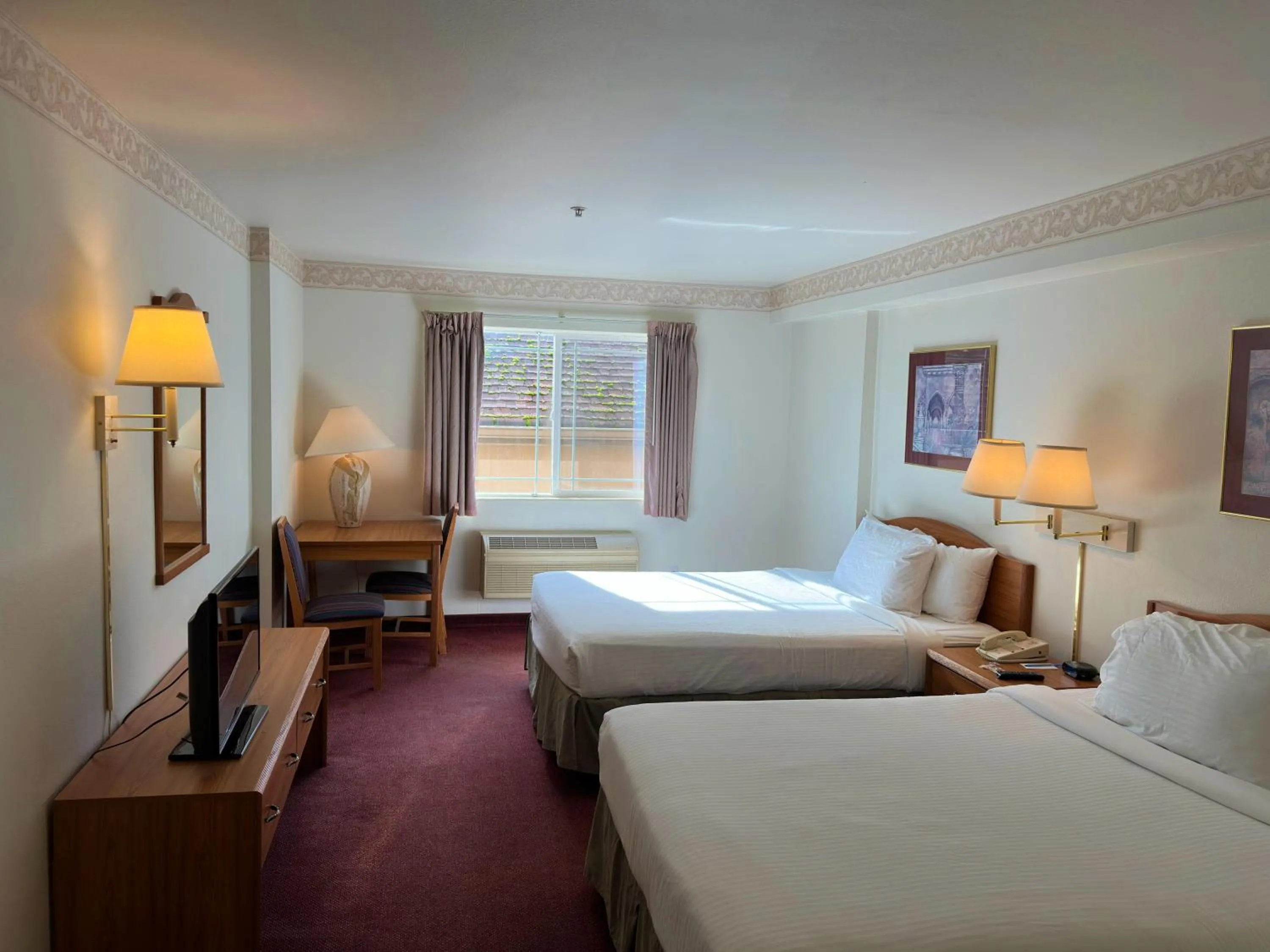 Photo of the whole room, Bed in Peppermill Empress Inn