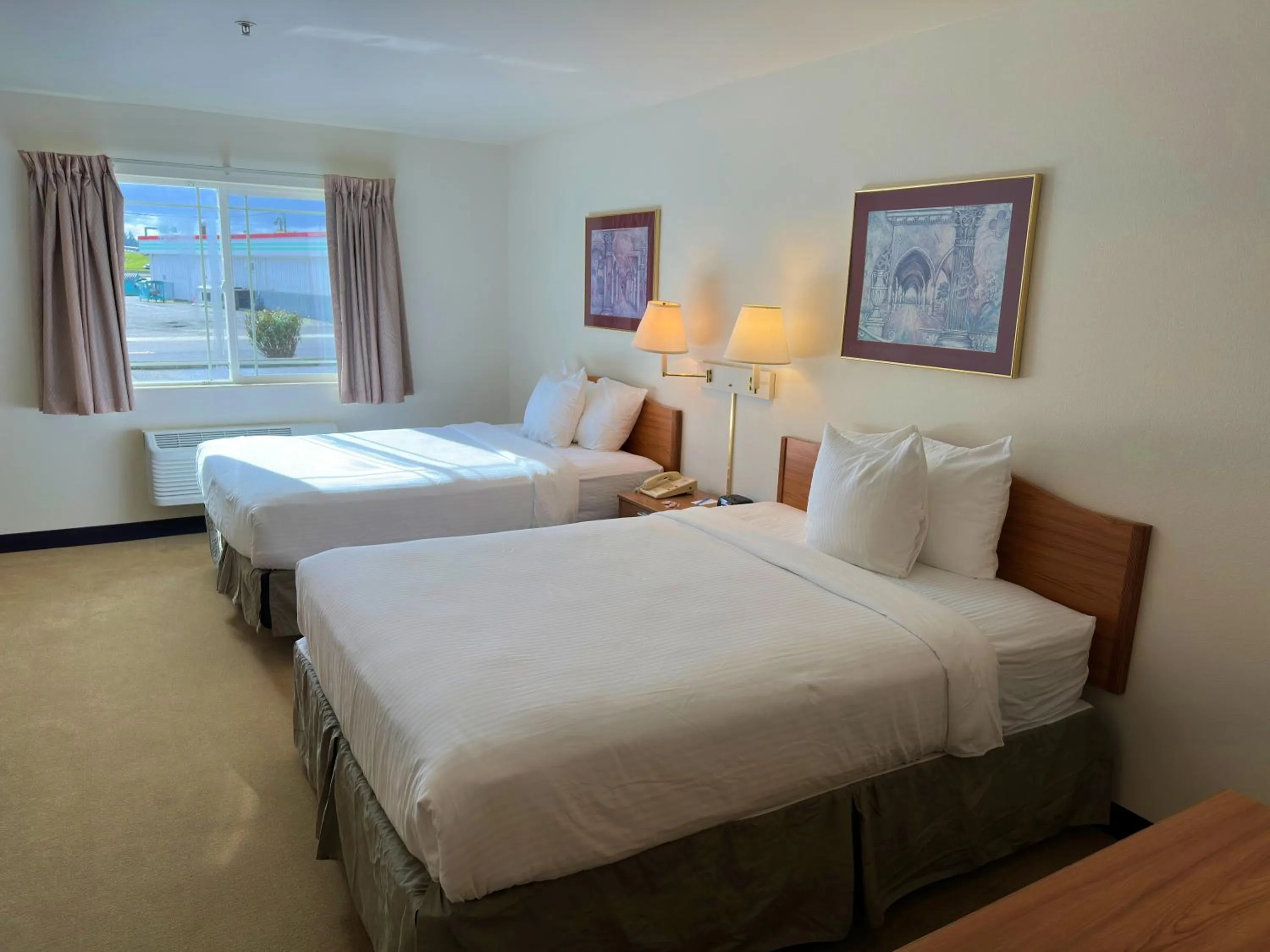 Bed in Peppermill Empress Inn