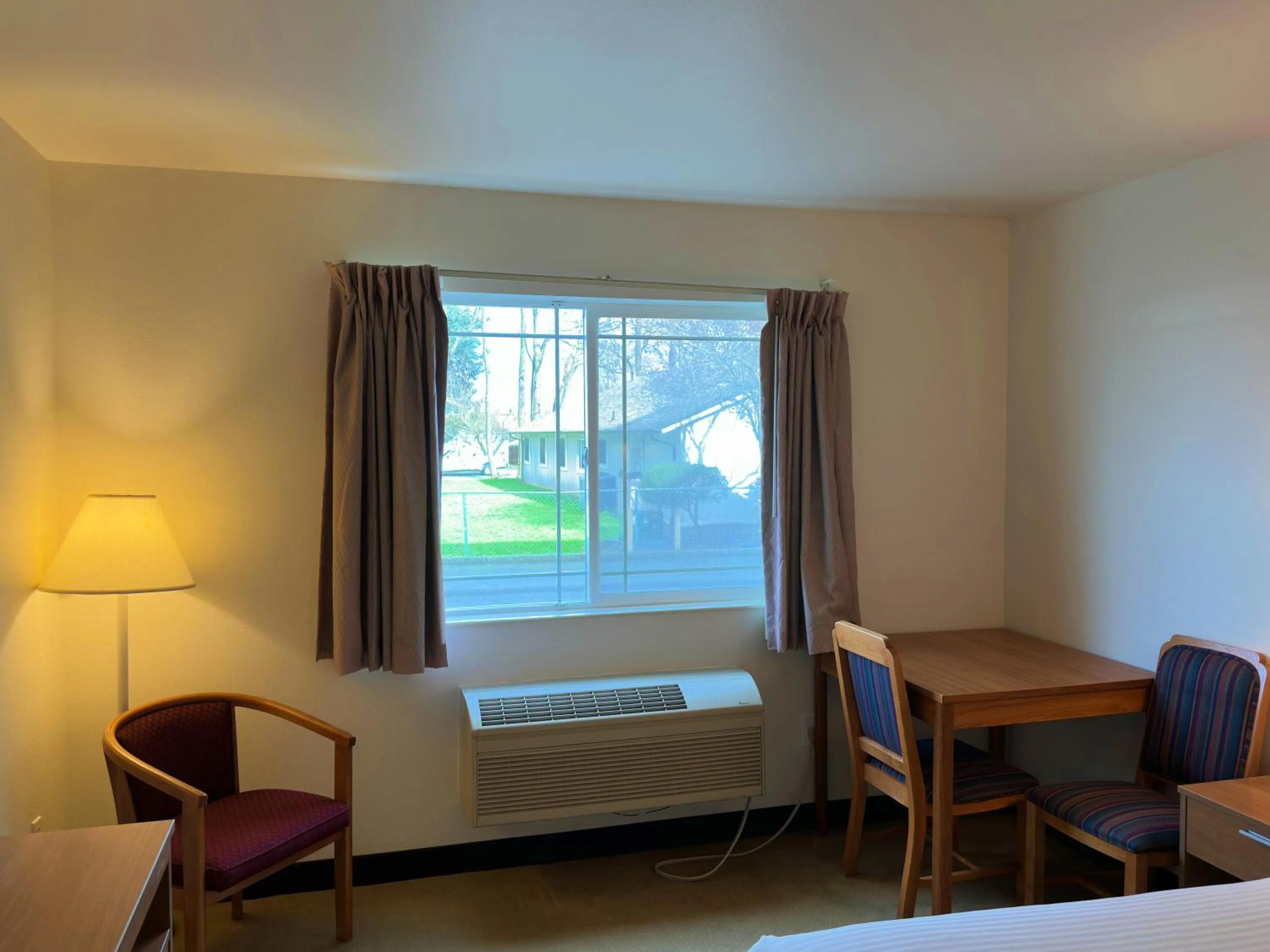 Seating area, Bed in Peppermill Empress Inn