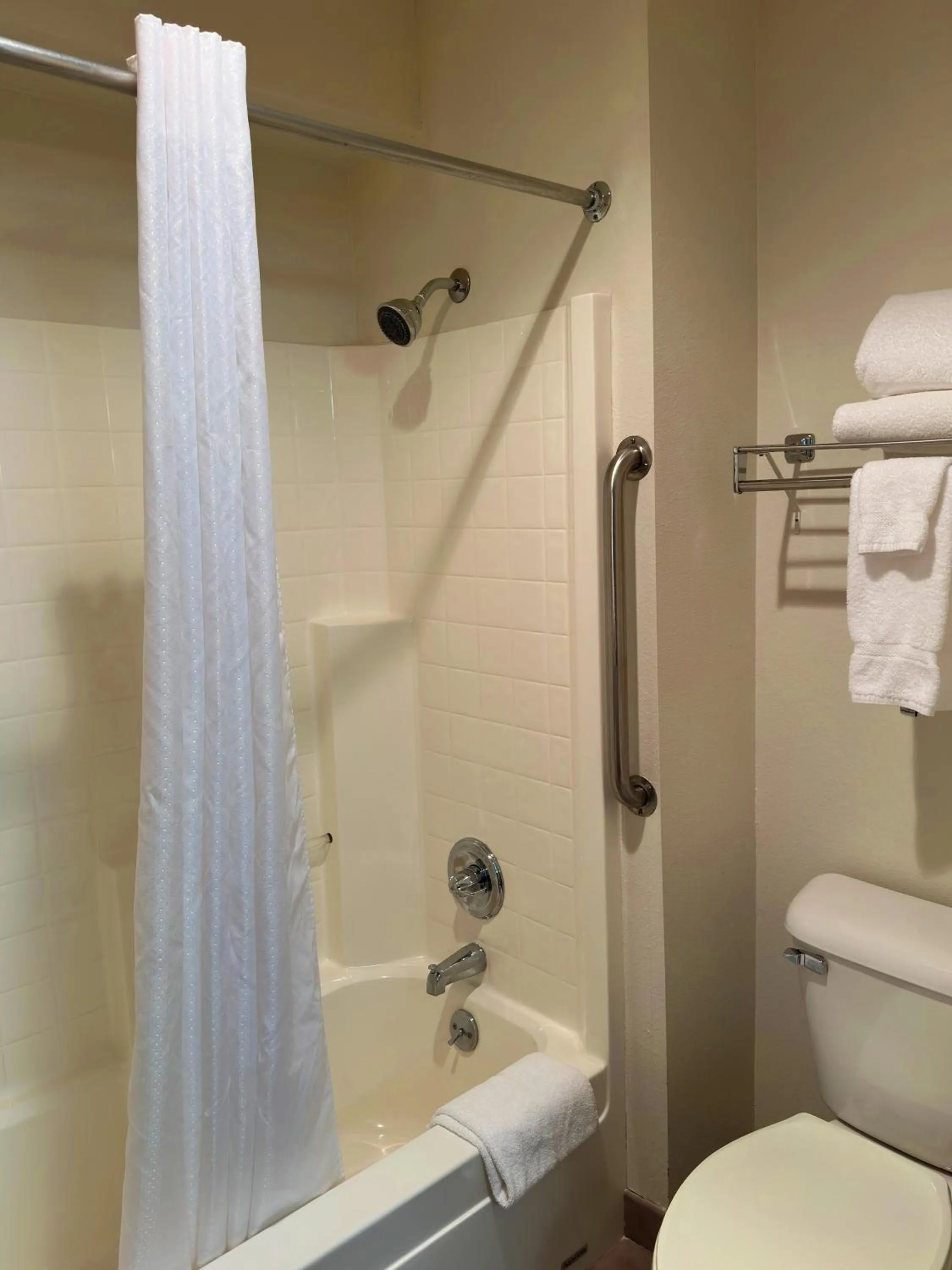 Bathroom in Peppermill Empress Inn