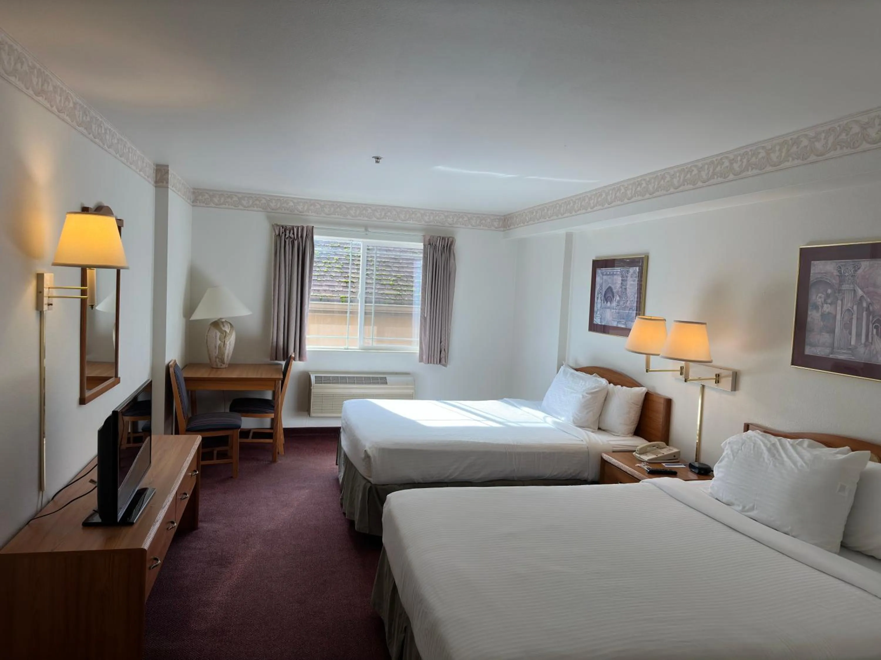 Bed in Peppermill Empress Inn