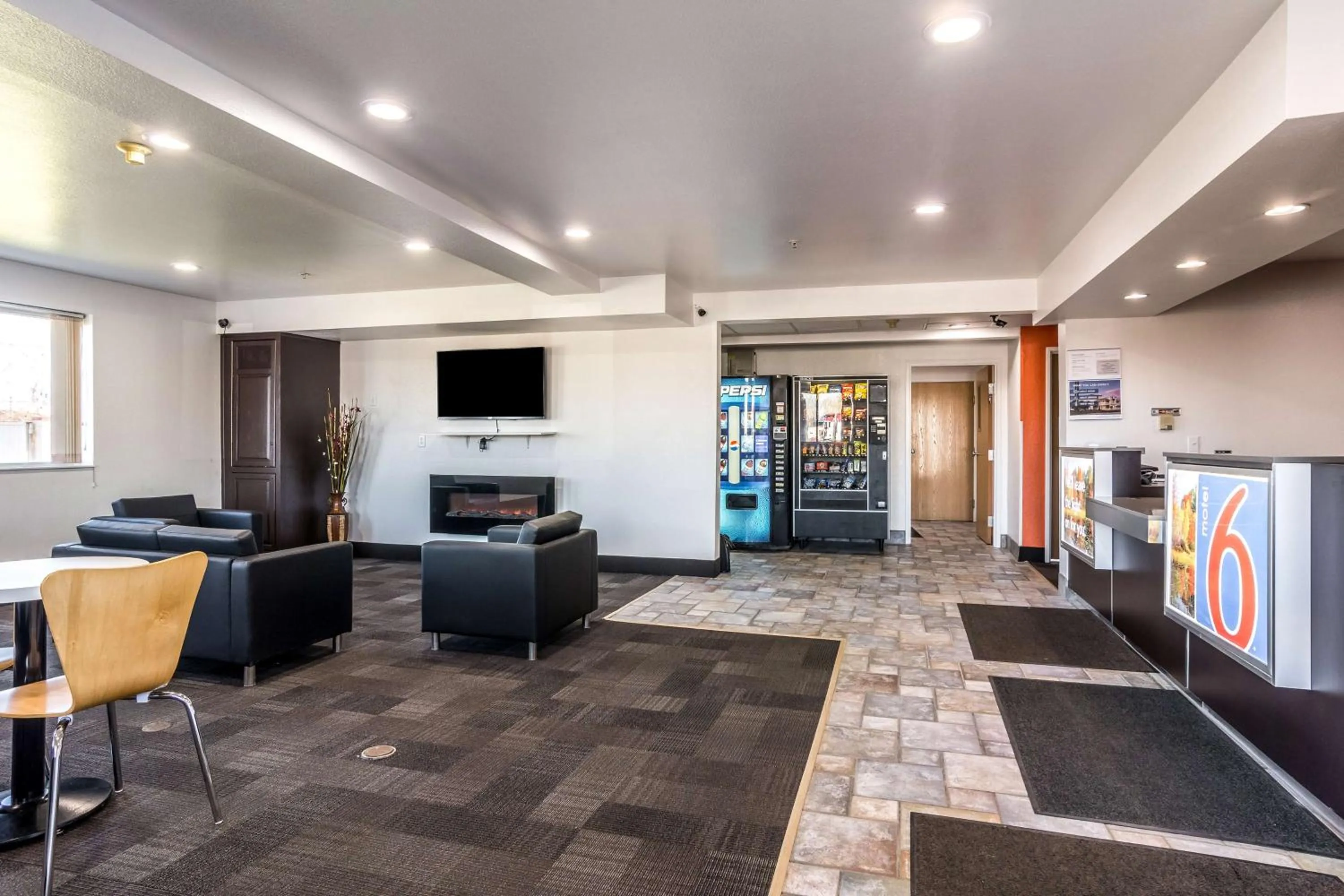 TV and multimedia in Motel 6-Barkeyville, PA